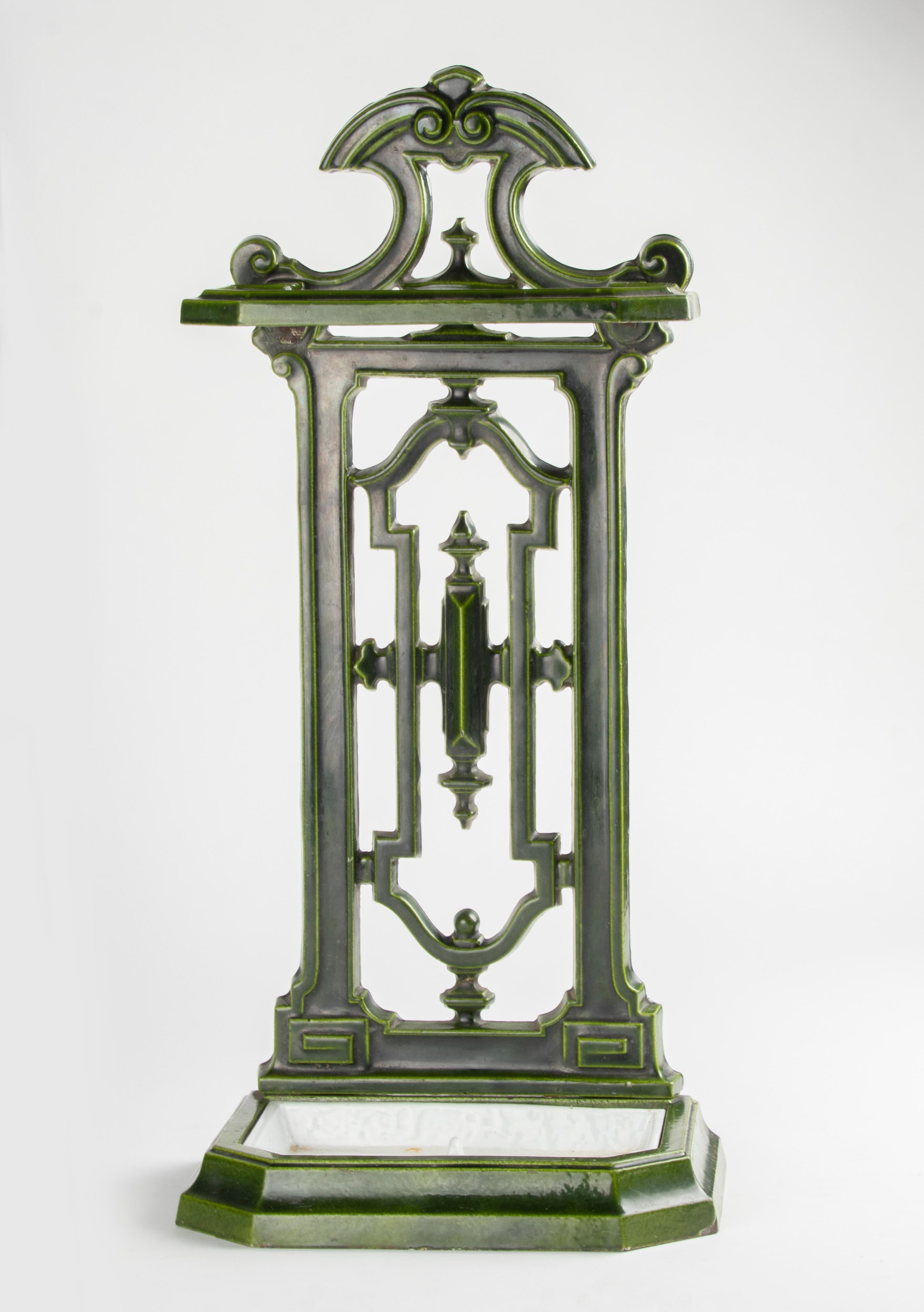 French cast iron Umbrella stand. Made of cast iron, enamelled in a green color.
With removable drip tray.
The stand is in very nice condition.
Dates from about 1910-1920.
