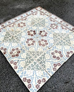 Französische Zementfliesen des frühen 20. Jahrhunderts mit dekorativer Bordüre - 53 m²