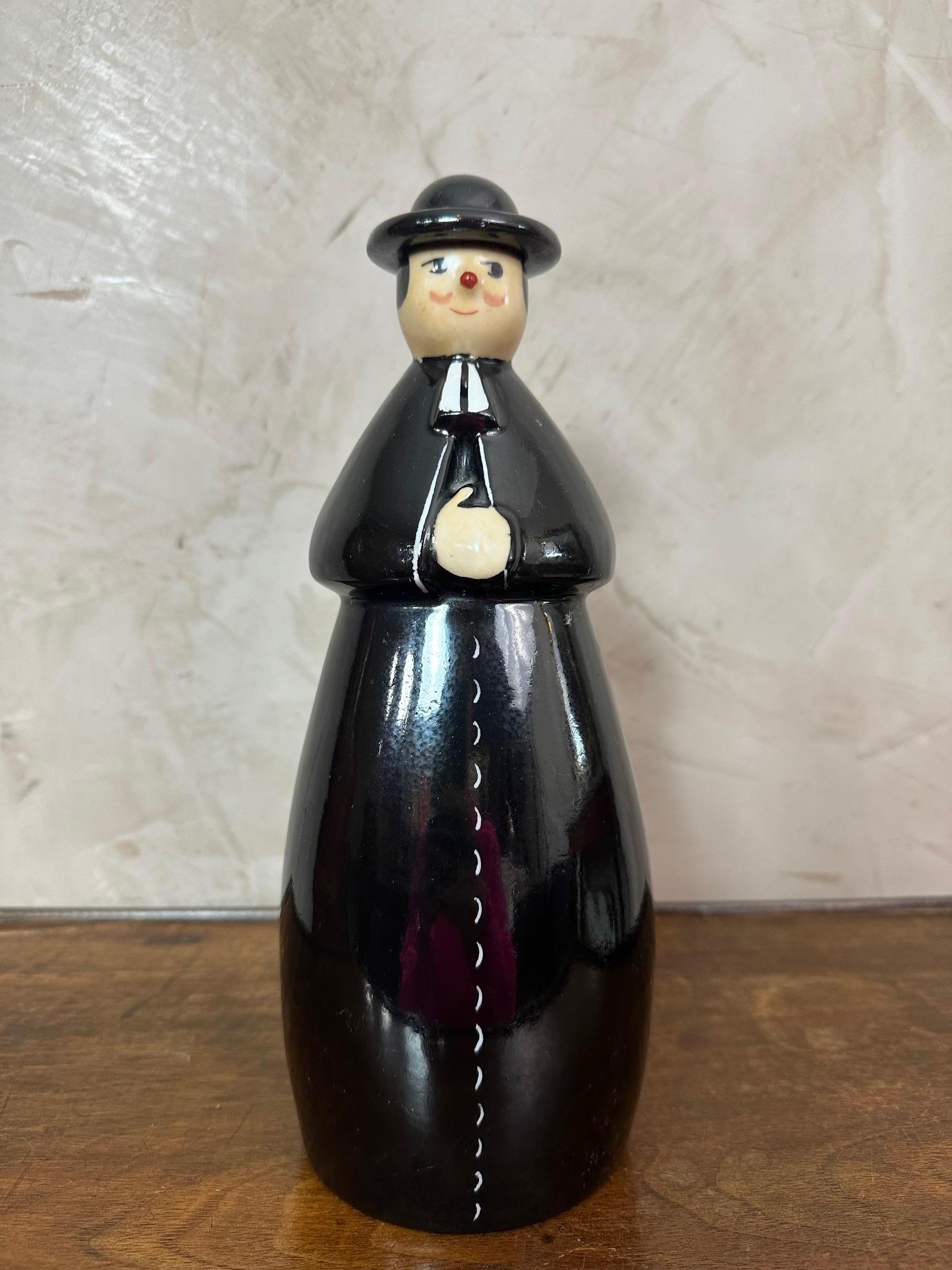 Charmante Keramikflasche mit der Signatur ROBJ, die einen stilisierten Priester darstellt und den Titel 