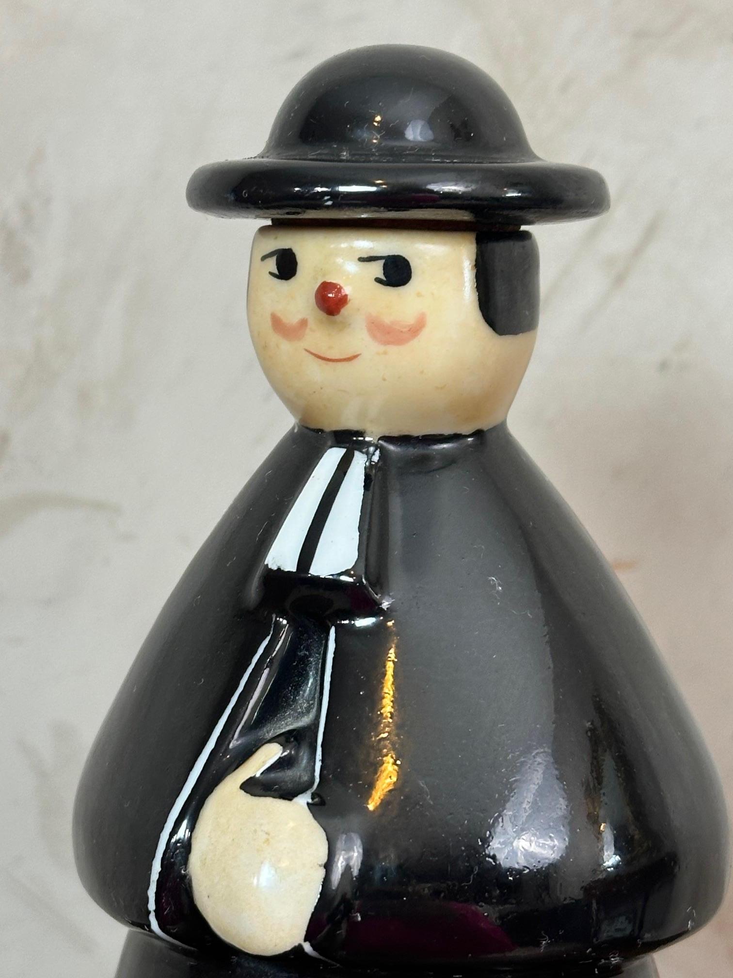 Anfang des 20. Jahrhunderts Französische Keramikflasche eines Priesters Signiert ROBJ, 1900er Jahre im Angebot 4