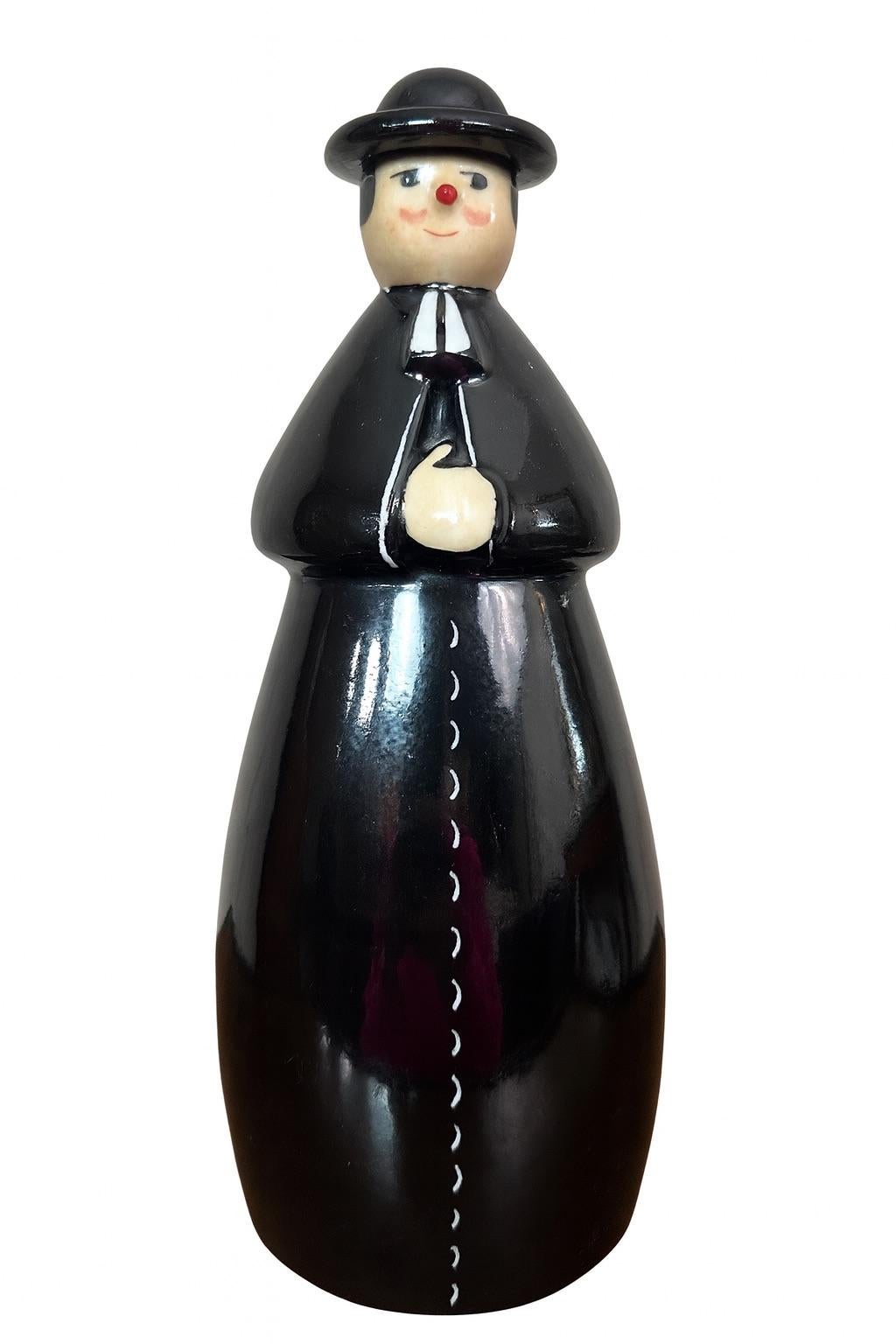 Bottiglia in ceramica francese dei primi del Novecento raffigurante un sacerdote, firmata ROBJ, 1900