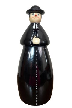 Bottiglia in ceramica francese dei primi del Novecento raffigurante un sacerdote, firmata ROBJ, 1900 Bottiglia in ceramica francese dei primi del Novecento raffigurante un sacerdote, firmata ROBJ, 1900