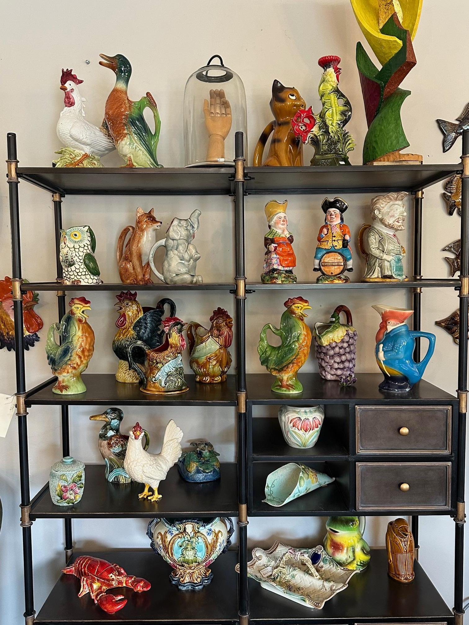 Very nice glazed ceramic chicken in very good condition, dating from the 1920s.
This hen has a very mischievous look. Ideal as a shelf decoration.