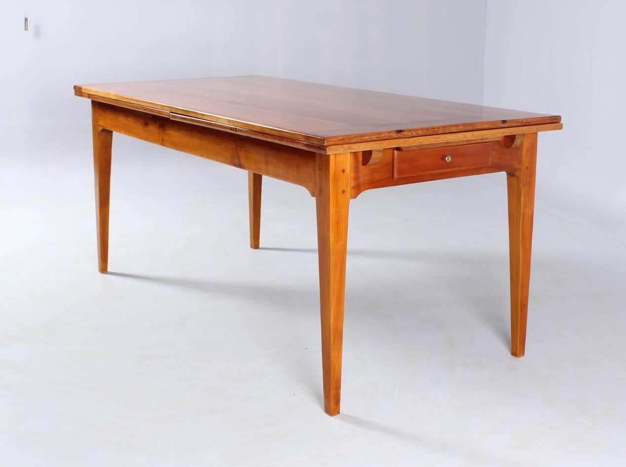 Early 20th Century French Cherrywood Farmhouse Table, Extendable, For 10 People In Good Condition In Greven, DE