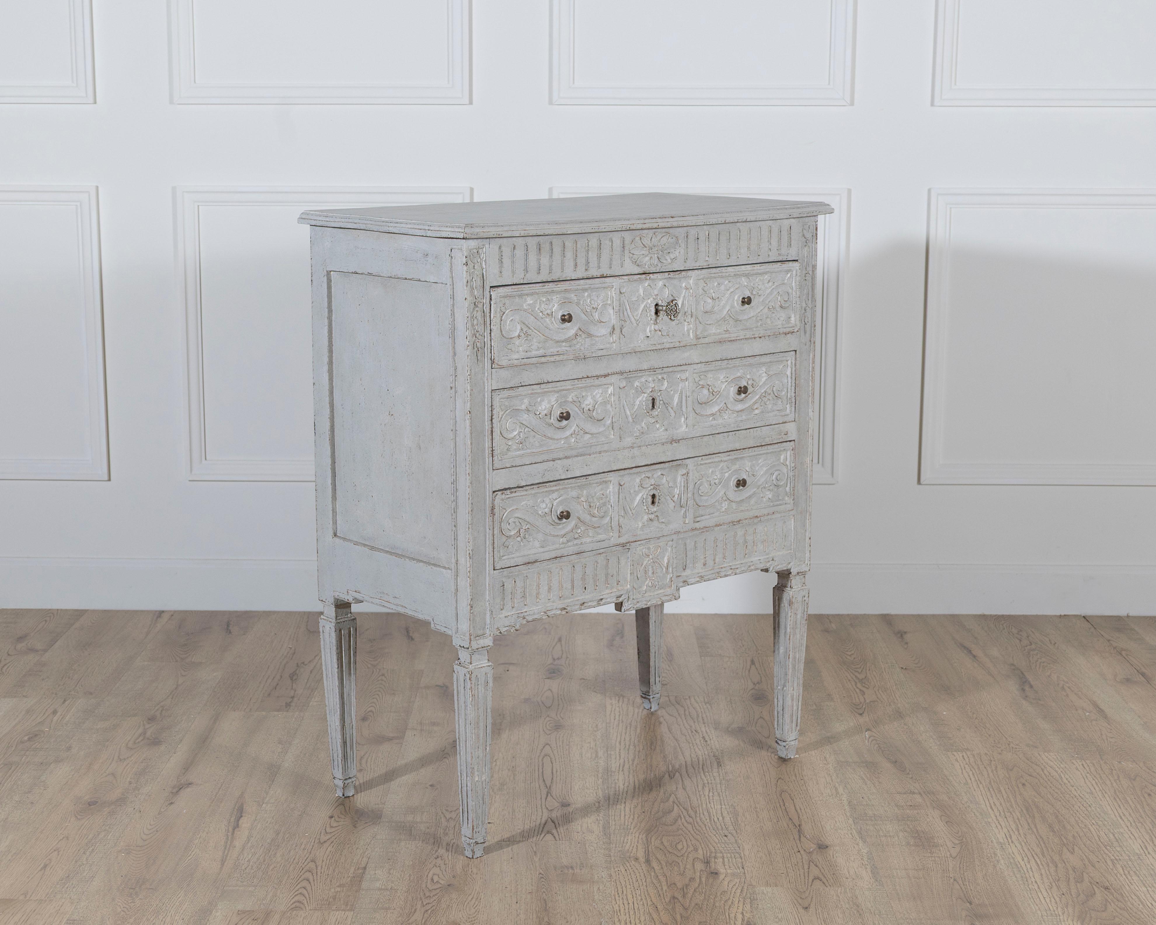 Early 20th Century French Chest of Drawers with Exceptional Craftsmanship For Sale 1