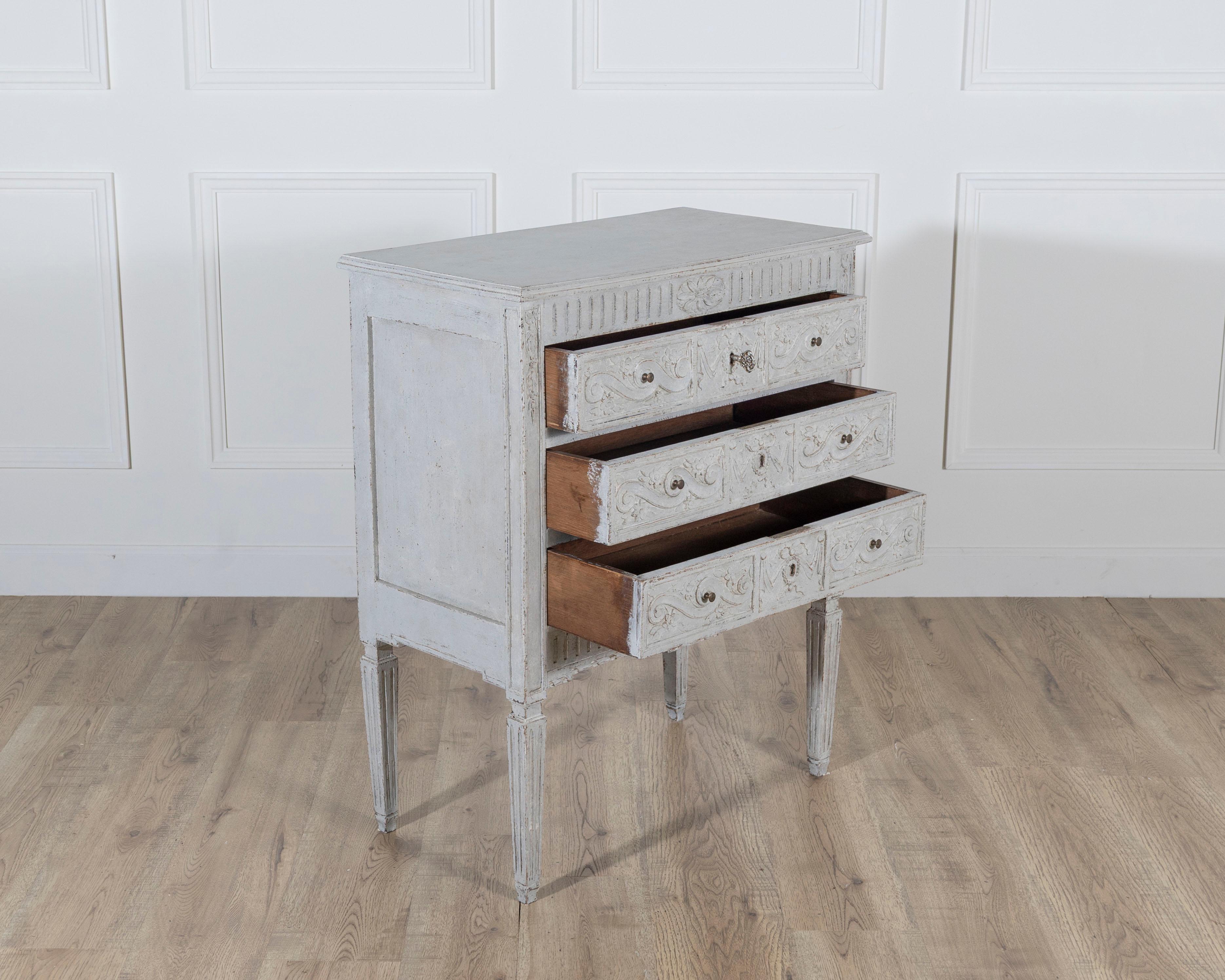 Early 20th Century French Chest of Drawers with Exceptional Craftsmanship For Sale 2