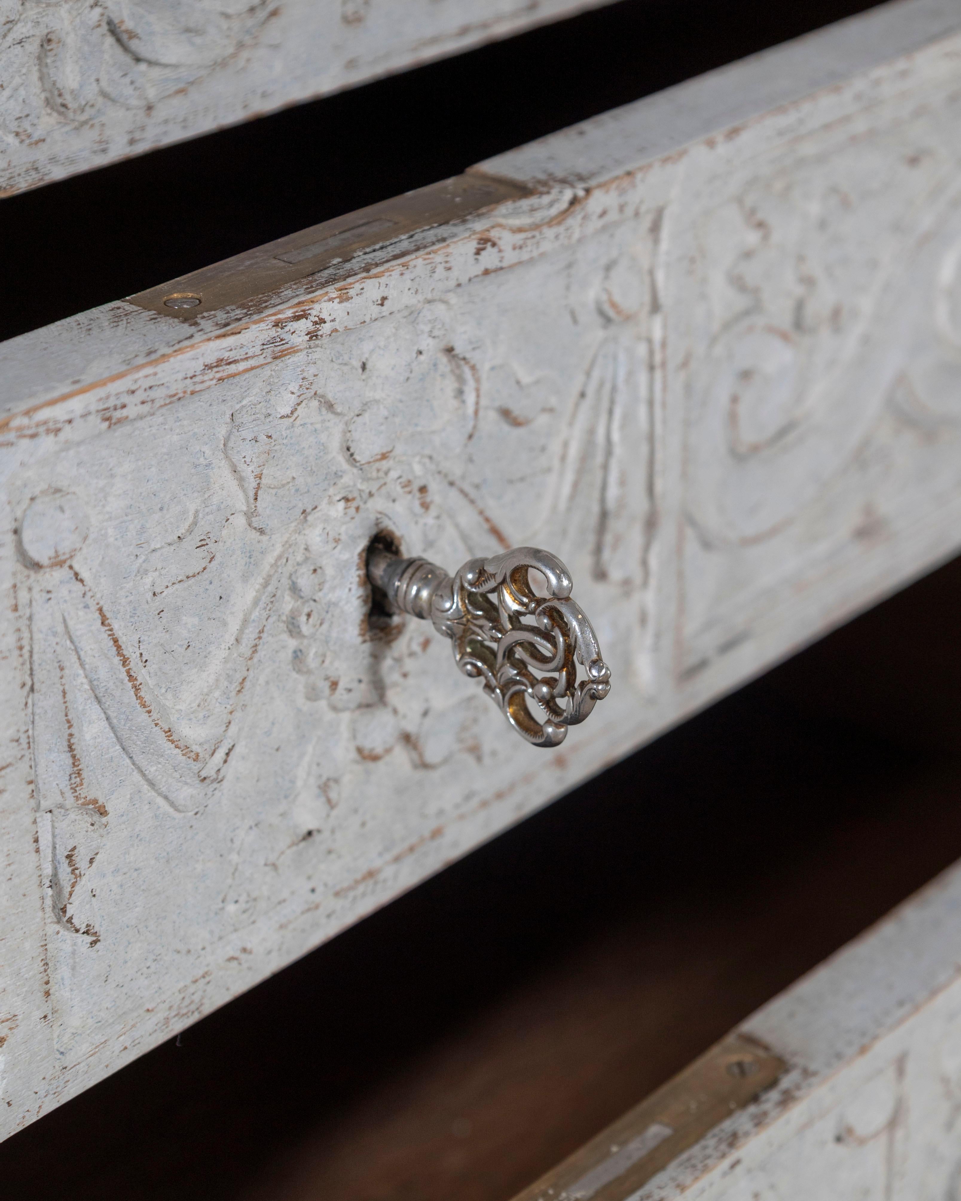 Early 20th Century French Chest of Drawers with Exceptional Craftsmanship For Sale 3