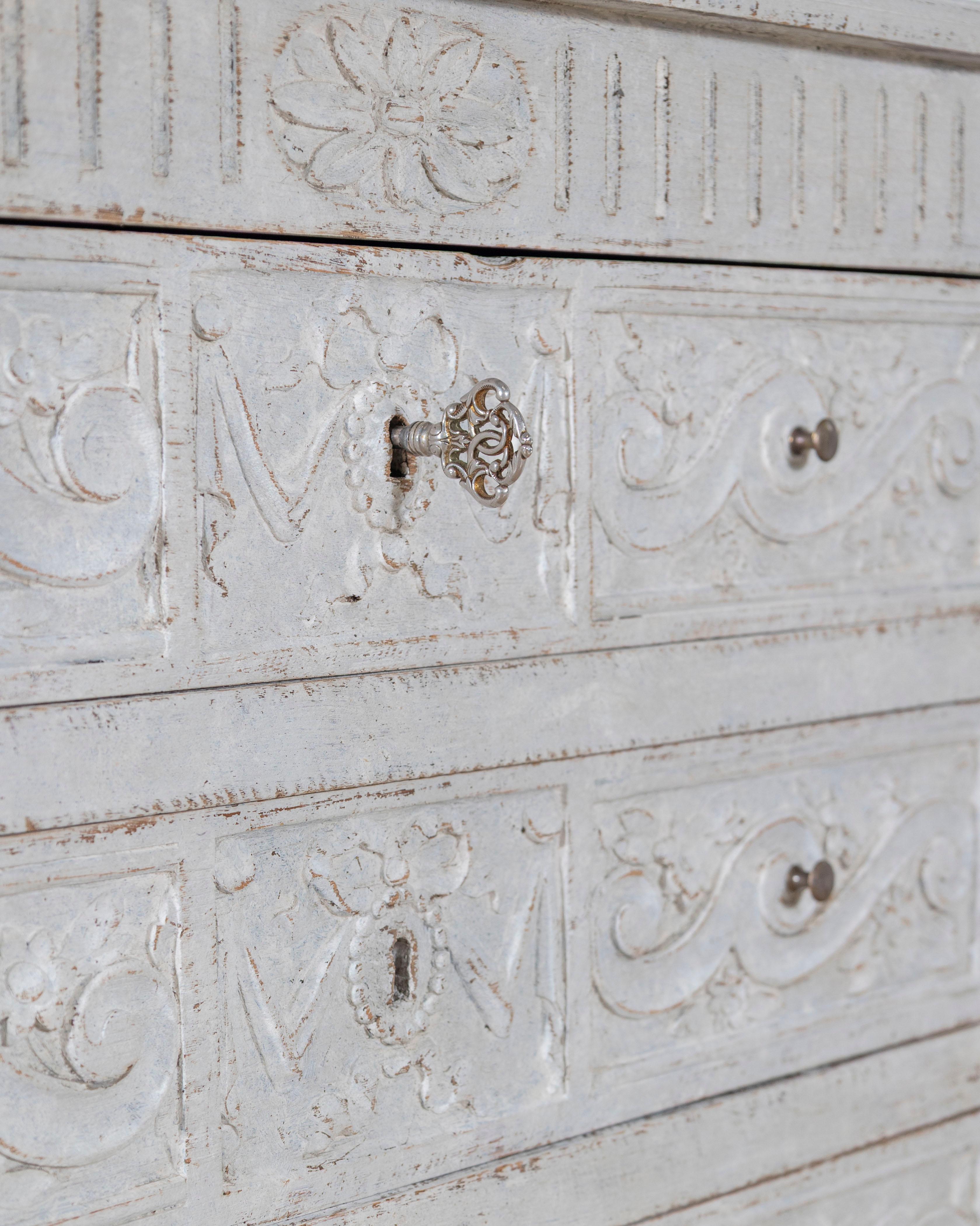 Early 20th Century French Chest of Drawers with Exceptional Craftsmanship For Sale 4