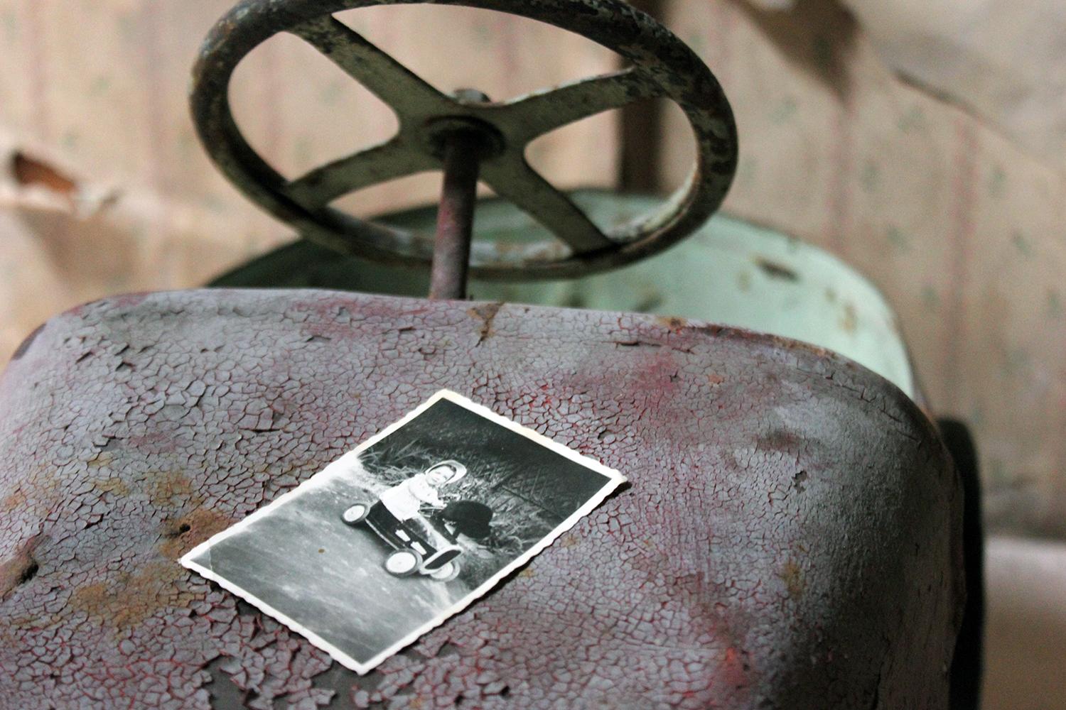Early 20th Century French Child’s Painted Metal Pedal ‘Special’ Racing Car In Fair Condition In Bedford, Bedfordshire