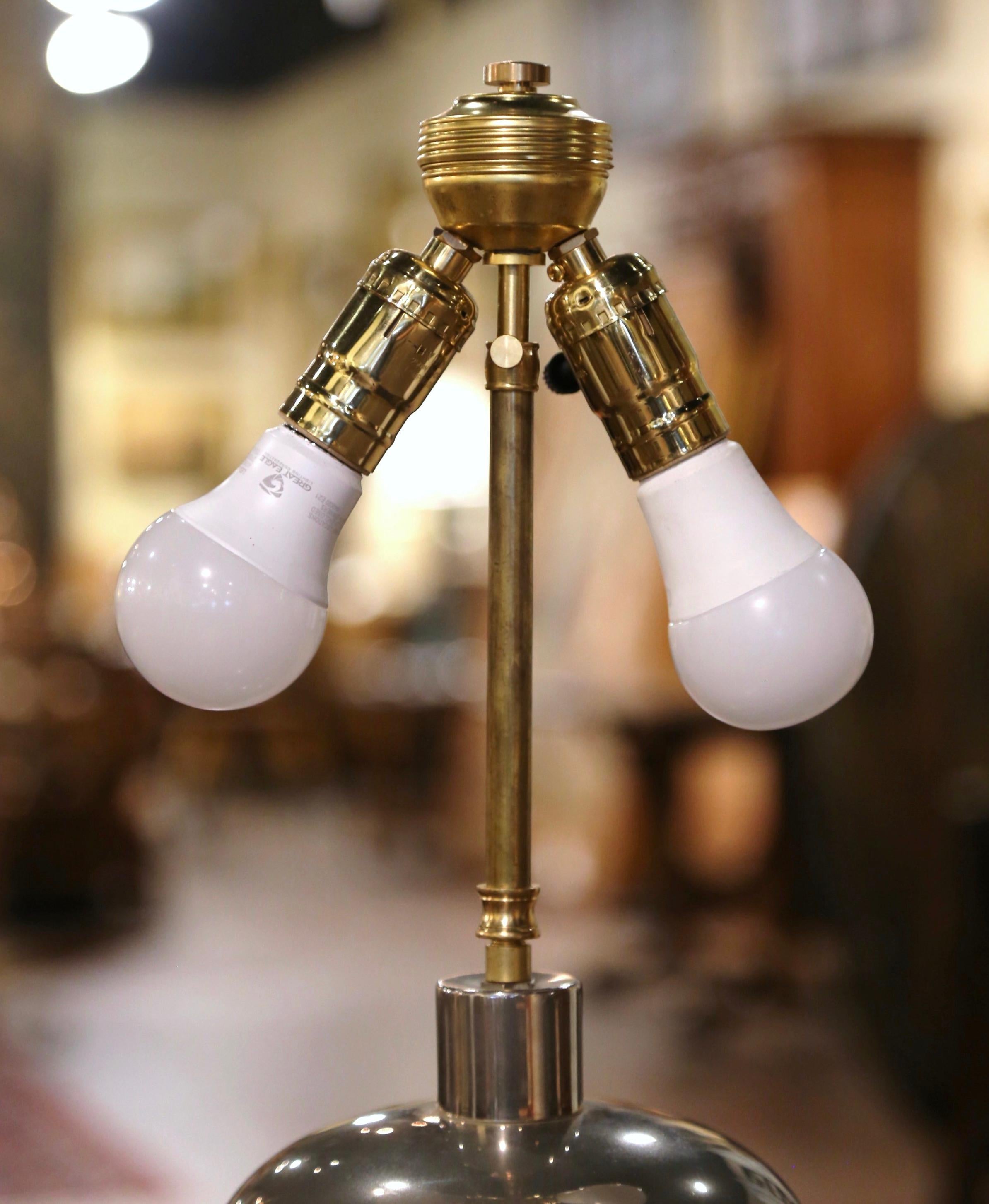 Français Lampe de table française du début du 20e siècle en chrome et cuir avec écusson gaufré en vente