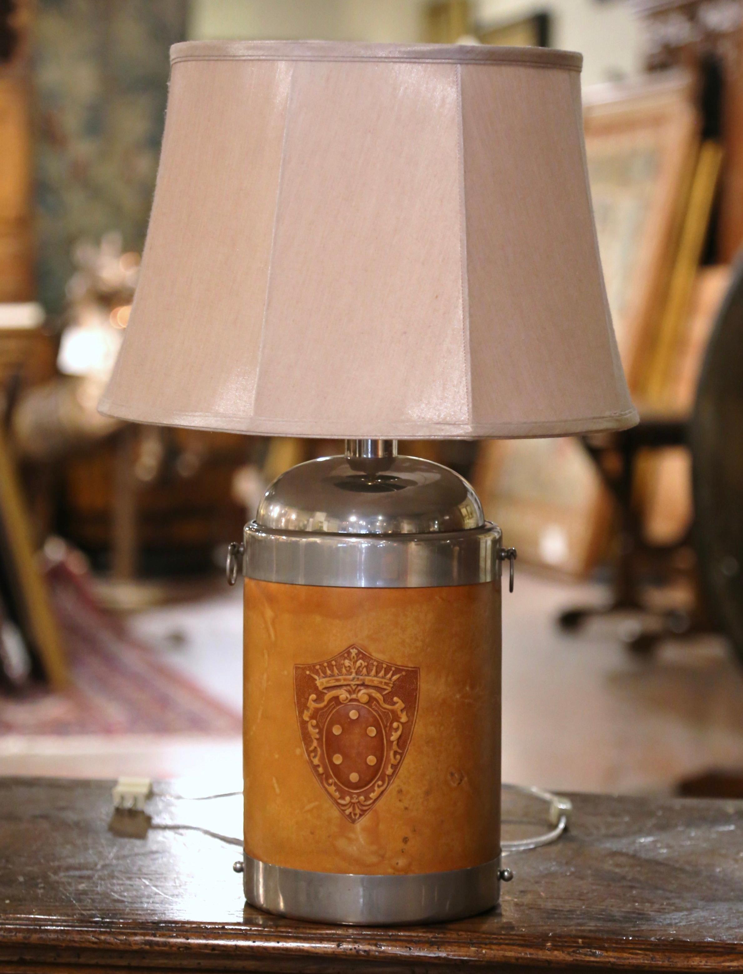 Fait main Lampe de table française du début du 20e siècle en chrome et cuir avec écusson gaufré en vente
