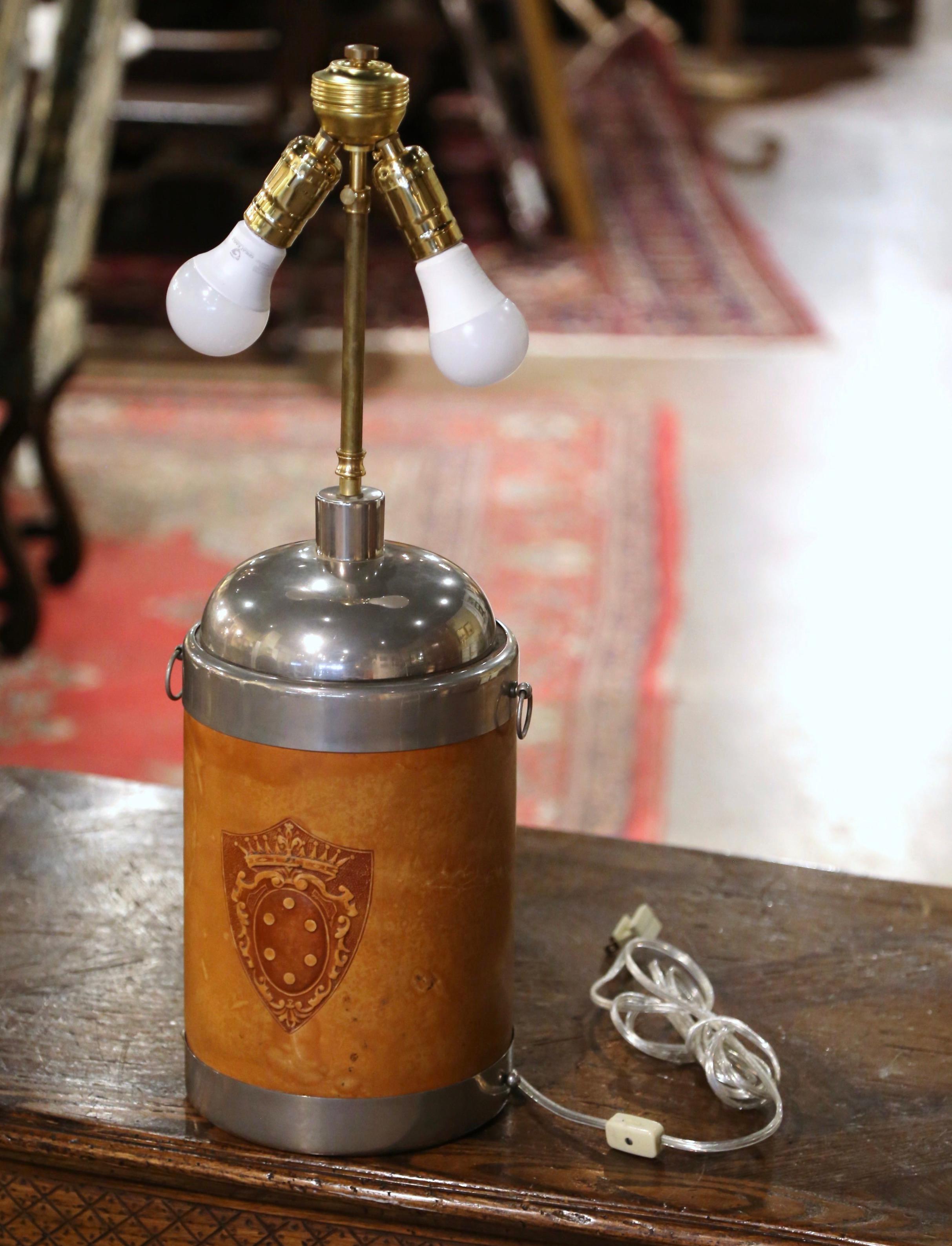 Lampe de table française du début du 20e siècle en chrome et cuir avec écusson gaufré Excellent état - En vente à Dallas, TX