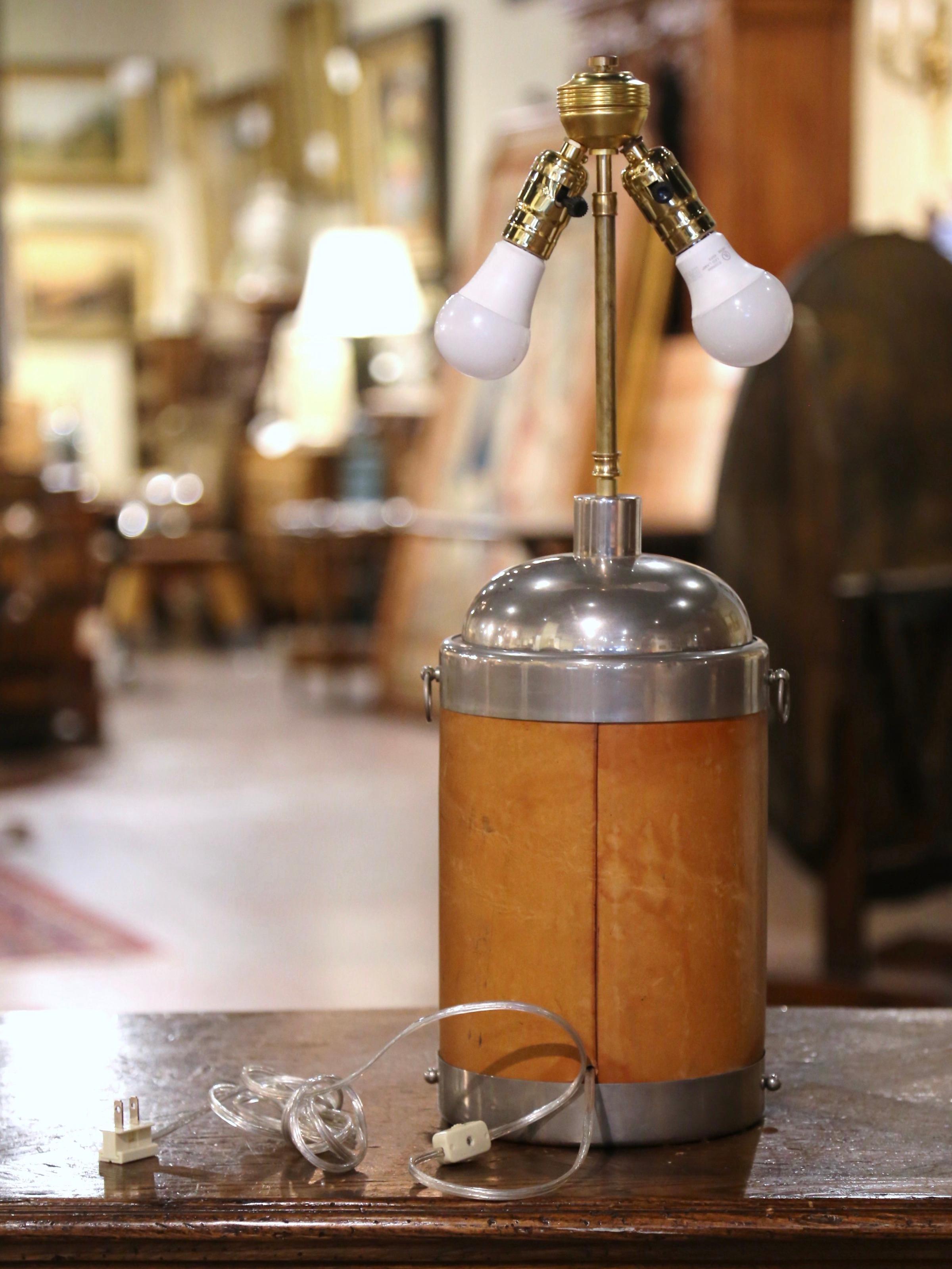 Cuir Lampe de table française du début du 20e siècle en chrome et cuir avec écusson gaufré en vente