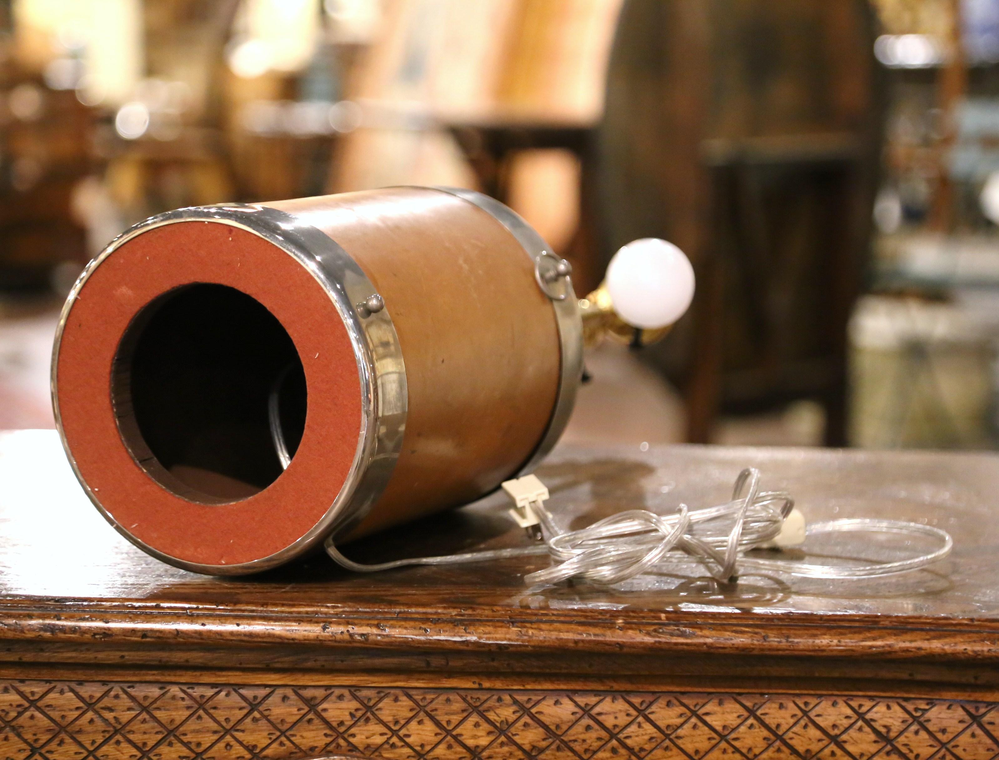 Lampe de table française du début du 20e siècle en chrome et cuir avec écusson gaufré en vente 1