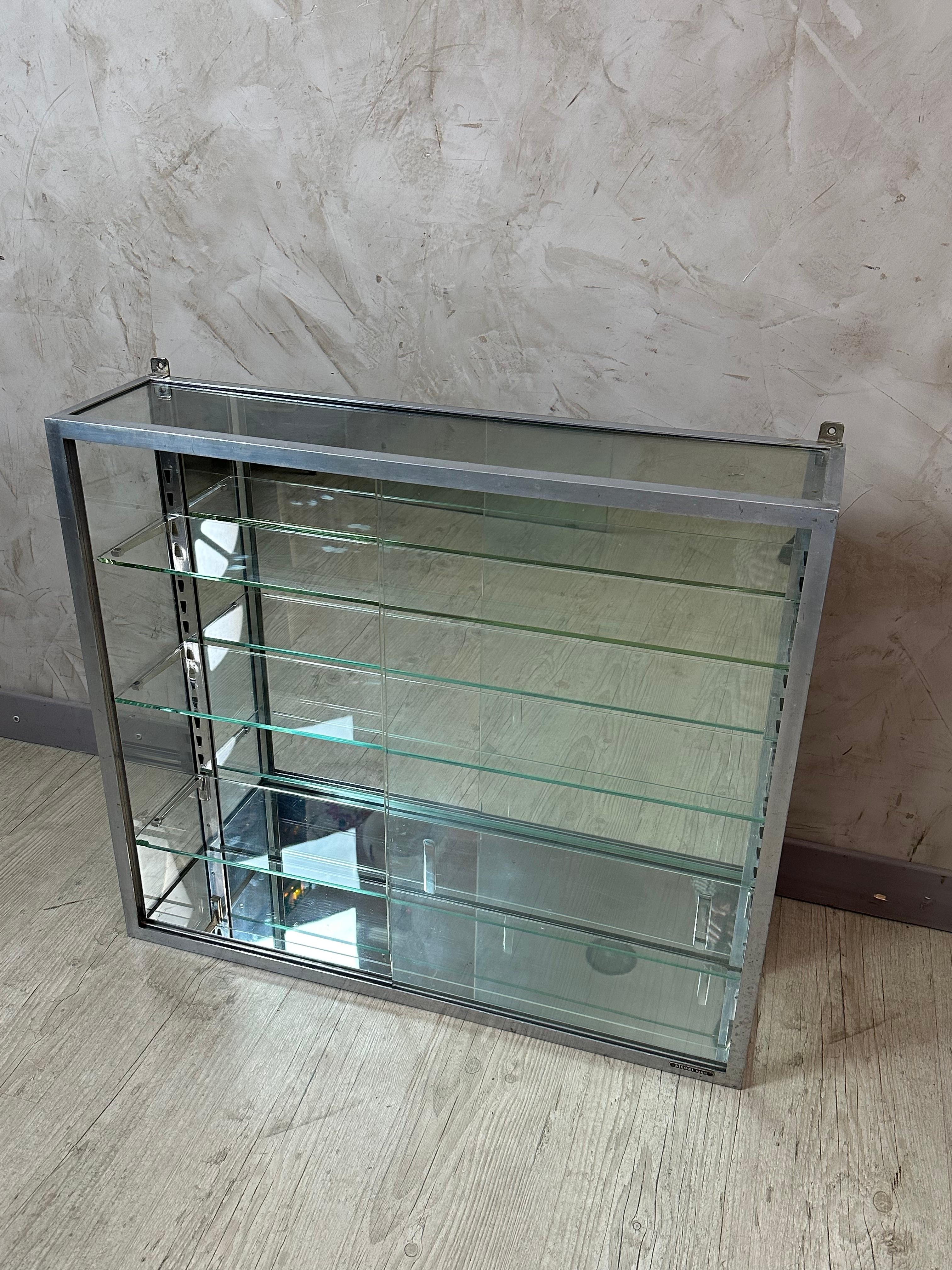 Superb Art Deco display shelf from the 1920s, made of chromed metal and glass, featuring interior mirrors. This rare piece stands out for its clean, geometric lines, perfectly embodying the modernist aesthetic of the Roaring Twenties.

The chromed