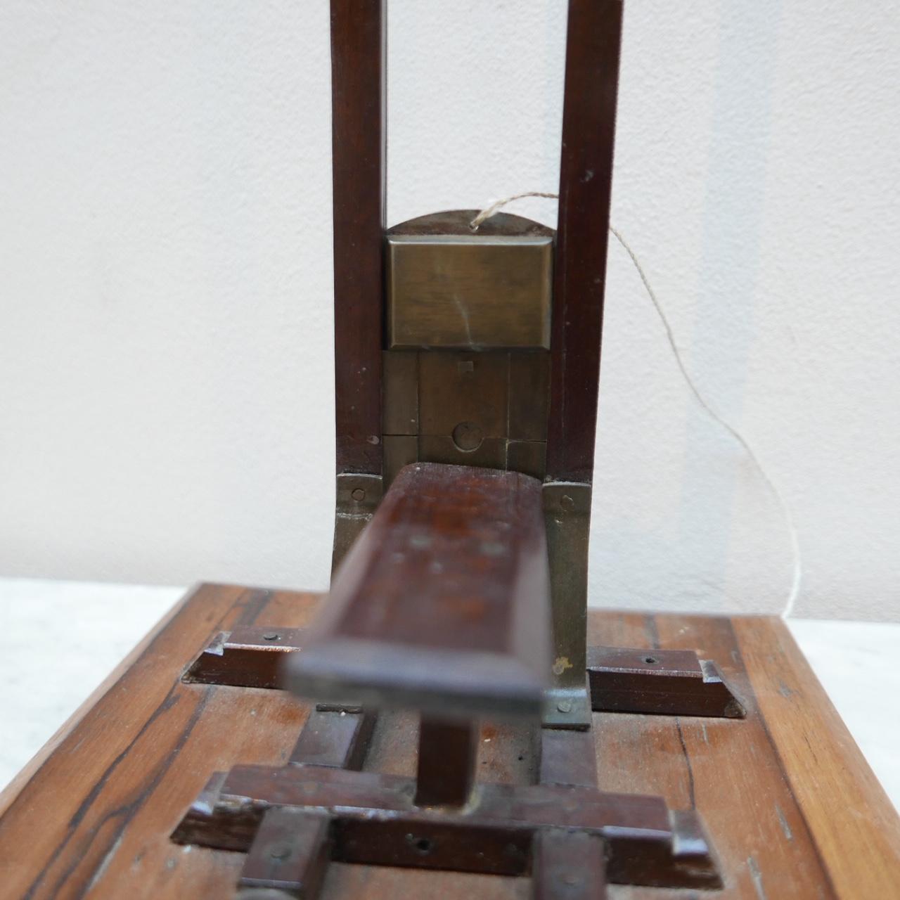 Französisches Zigarrenschliffmodell einer Guillotine aus dem frühen 20. Jahrhundert 3