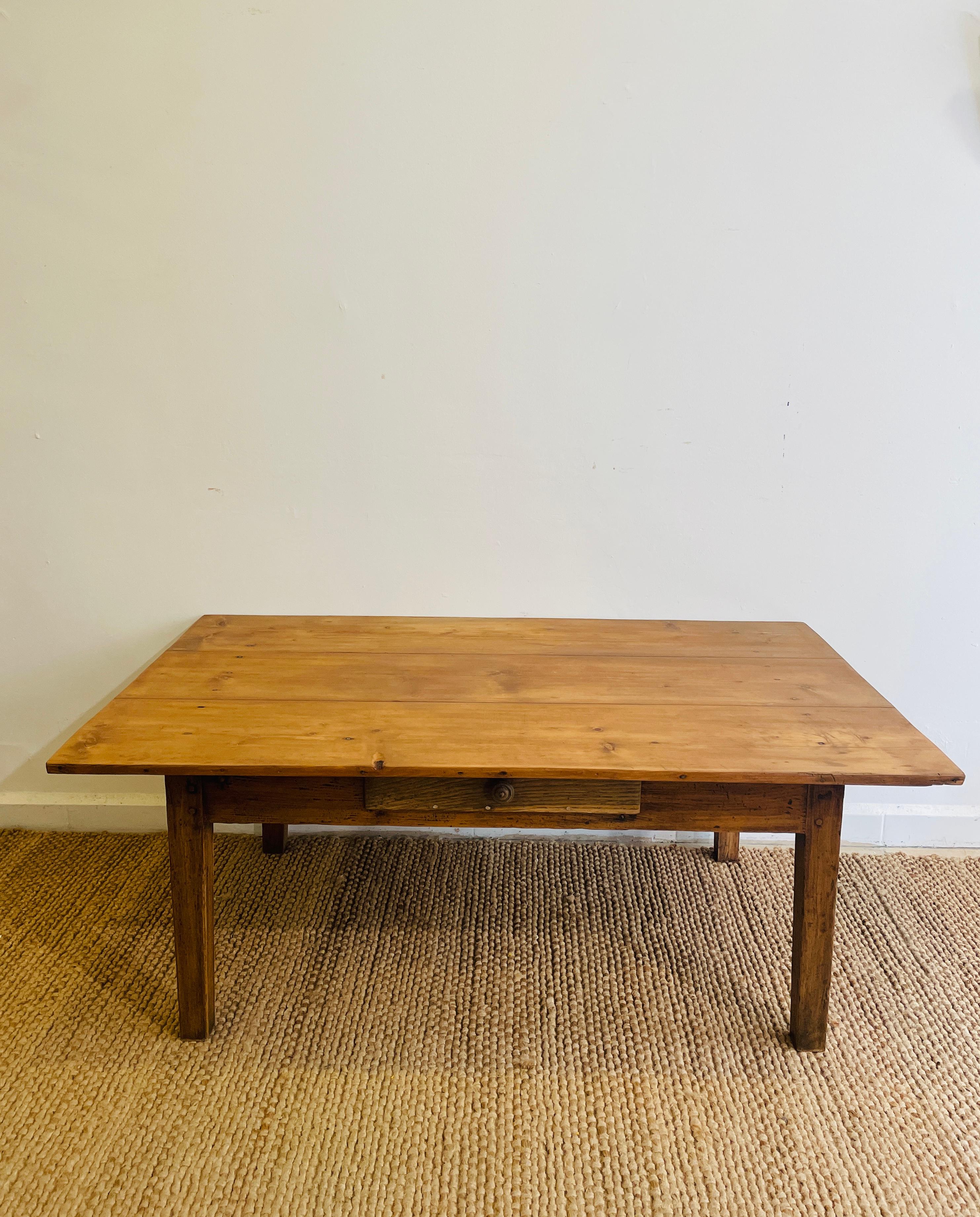 grande table basse française du début du 20ème siècle avec une belle patine d'usage 