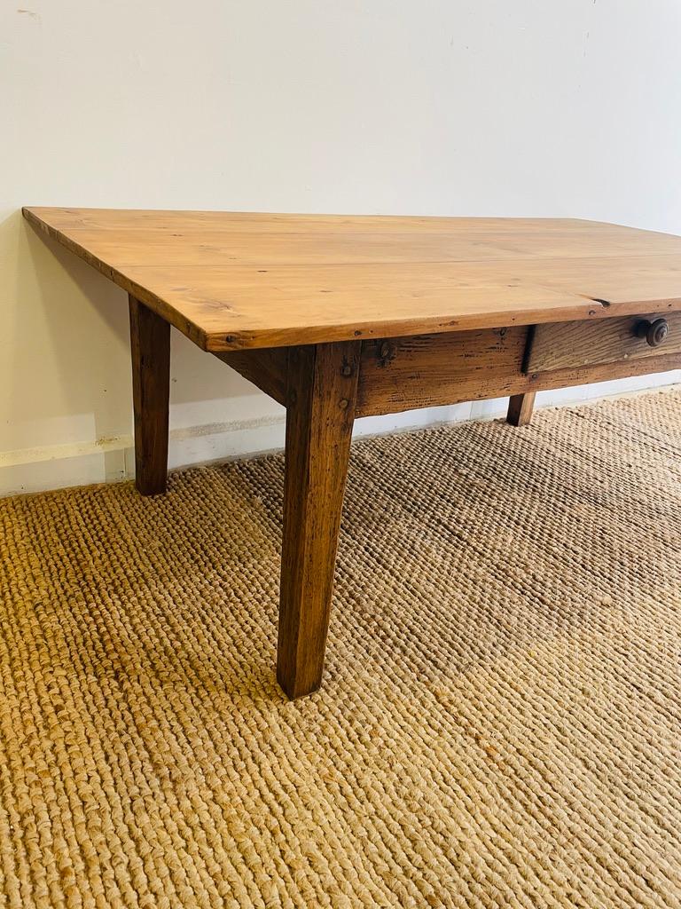 Rustique Table basse à tiroir du début du 20e siècle en vente