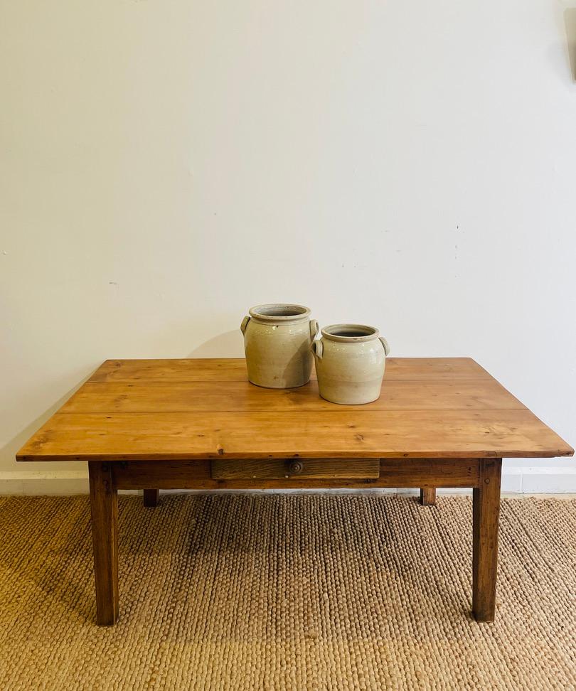 20ième siècle Table basse à tiroir du début du 20e siècle en vente