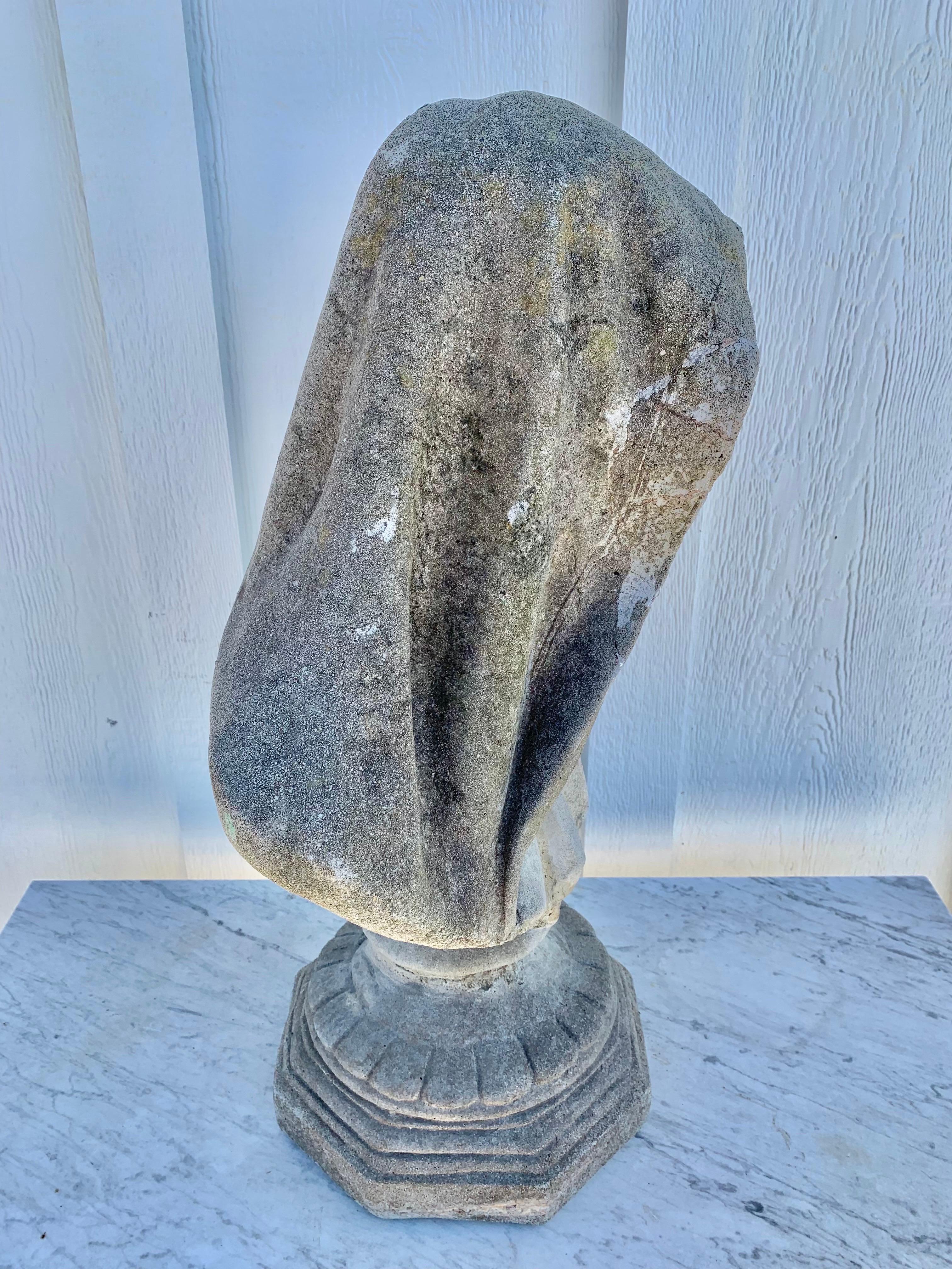 Französische Madonna-Büstenstatue aus Beton des frühen 20. Jahrhunderts im Angebot 9