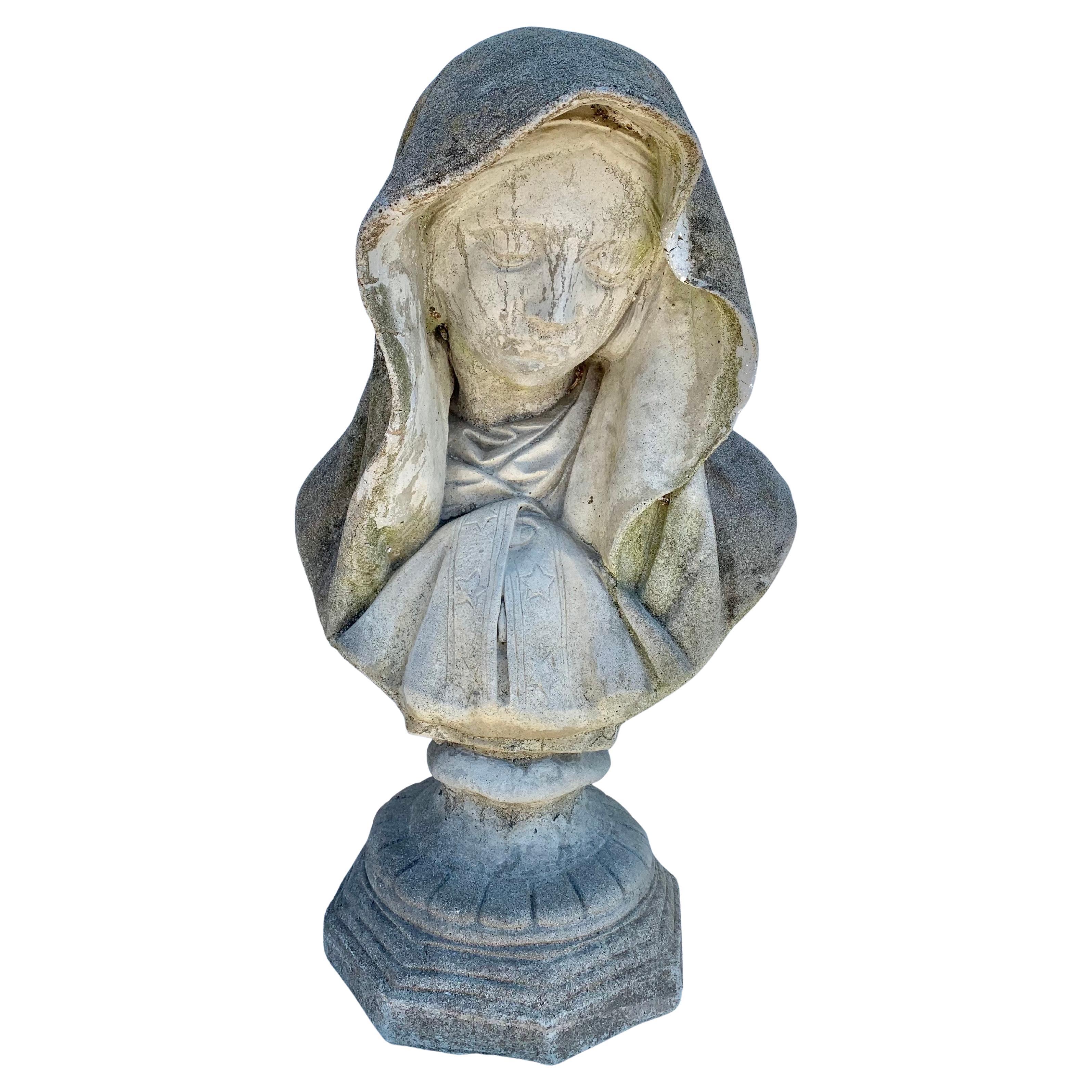Diese in Südfrankreich gefundene Madonnenbüste aus dem frühen 20. Jahrhundert wurde von französischen Kunsthandwerkern in den frühen 1900er Jahren aus Beton gefertigt. Das Stück zeigt die Jungfrau Maria, die auf einem Sockel ruht, und fängt alle