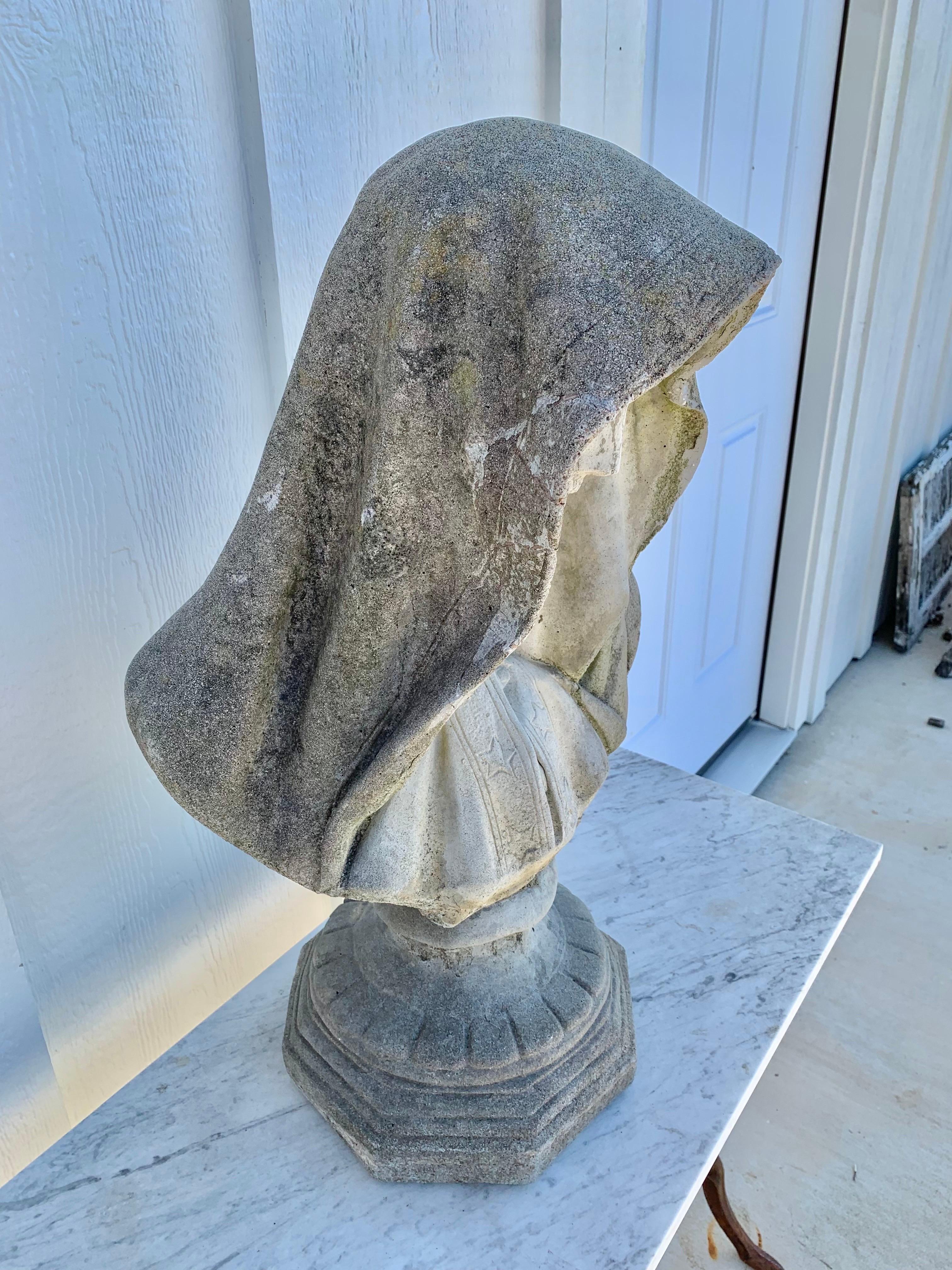 Französische Madonna-Büstenstatue aus Beton des frühen 20. Jahrhunderts (Handgefertigt) im Angebot