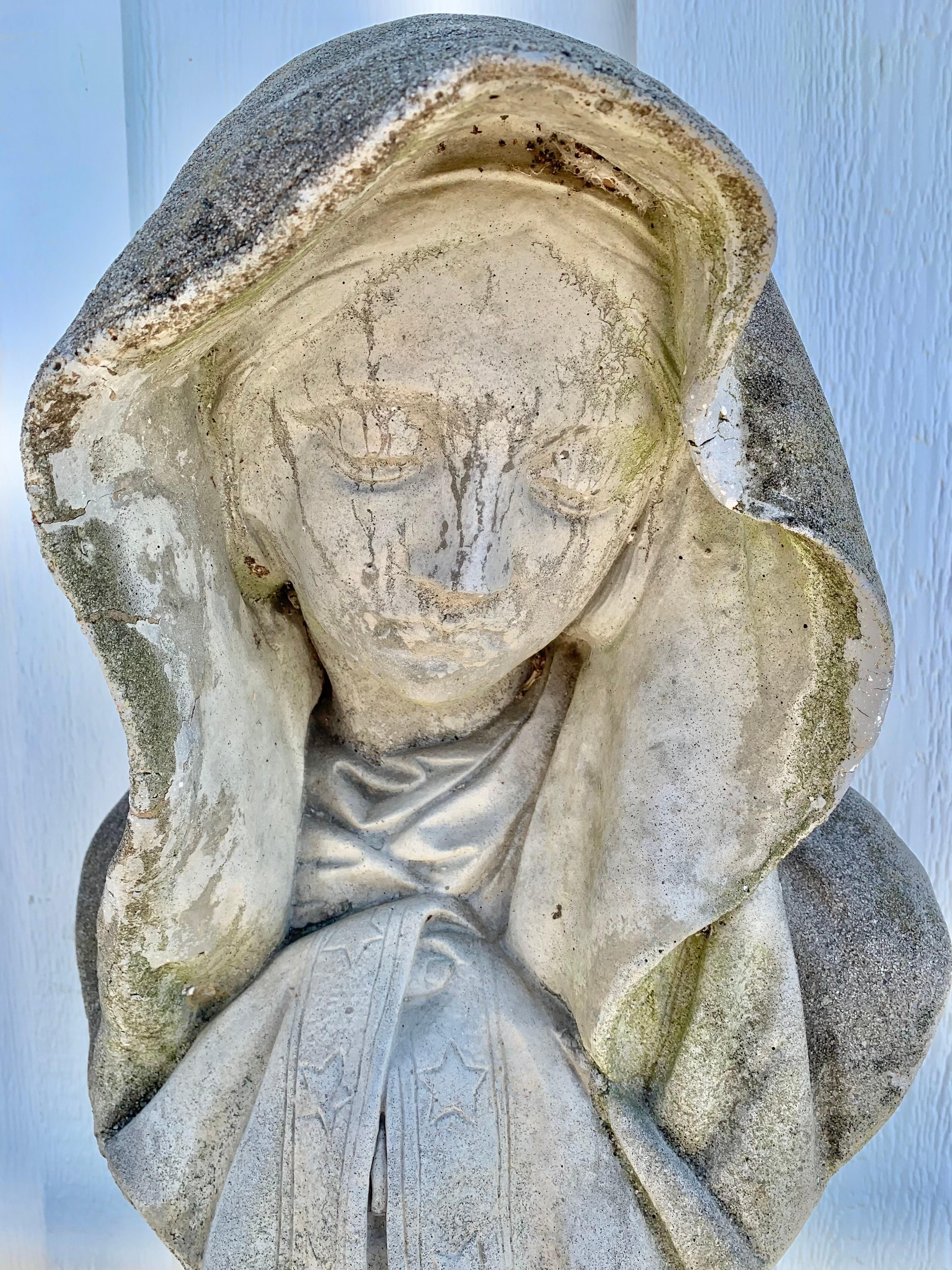 Französische Madonna-Büstenstatue aus Beton des frühen 20. Jahrhunderts im Angebot 1