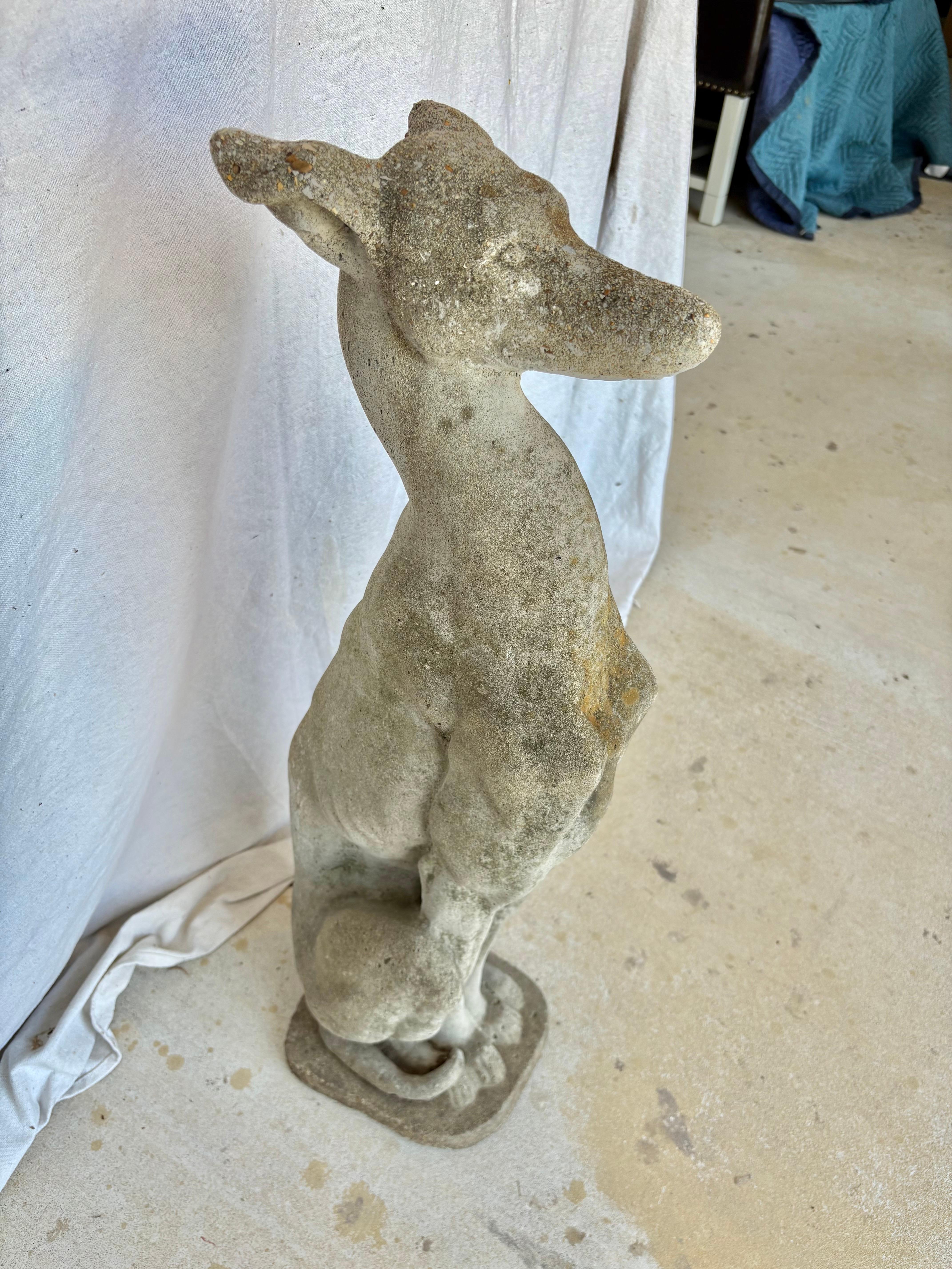 Scultura da giardino in cemento francese dei primi del Novecento: cane Whippet Greyhound in vendita 3