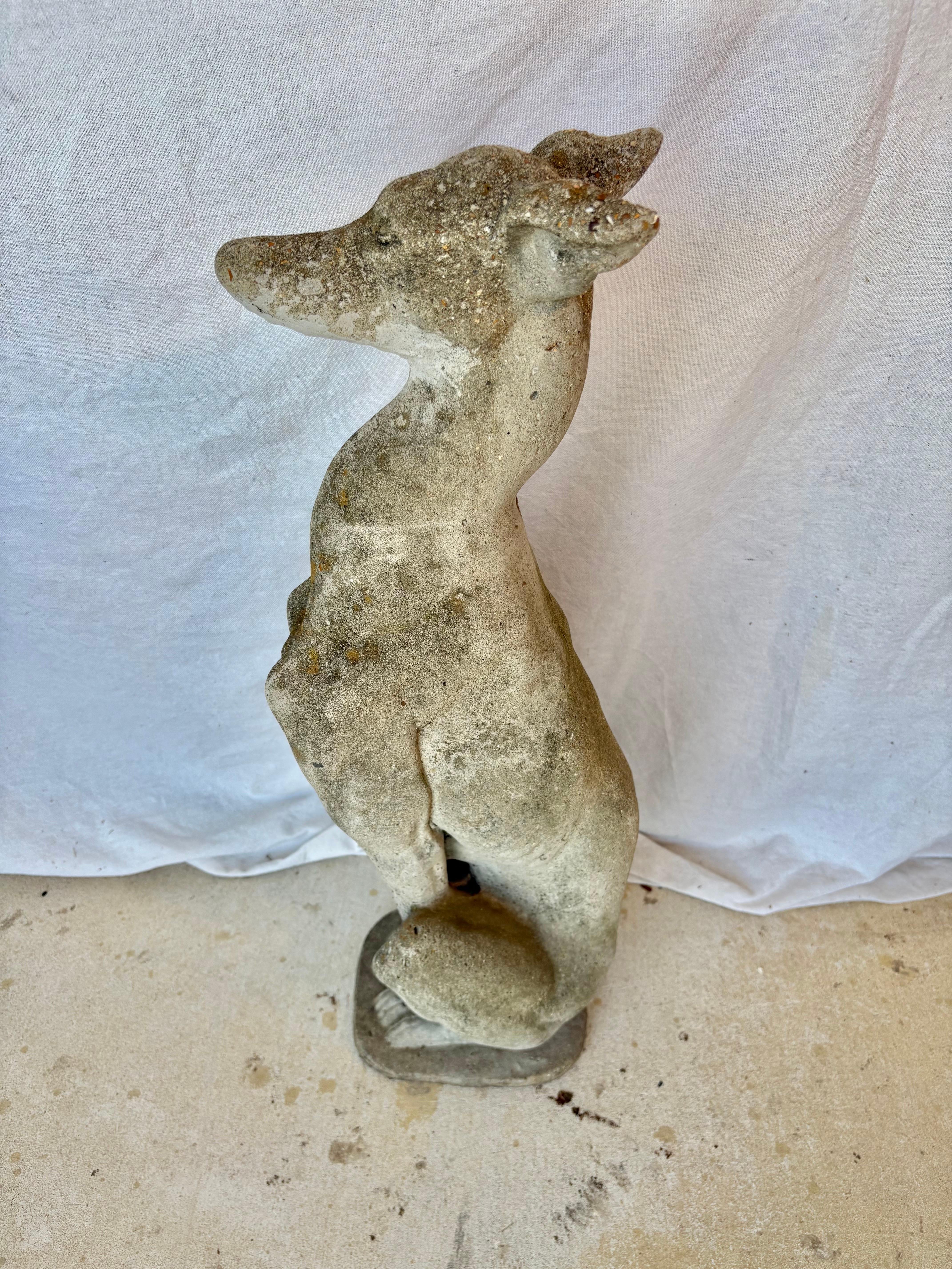 Fatto a mano Scultura da giardino in cemento francese dei primi del Novecento: cane Whippet Greyhound in vendita