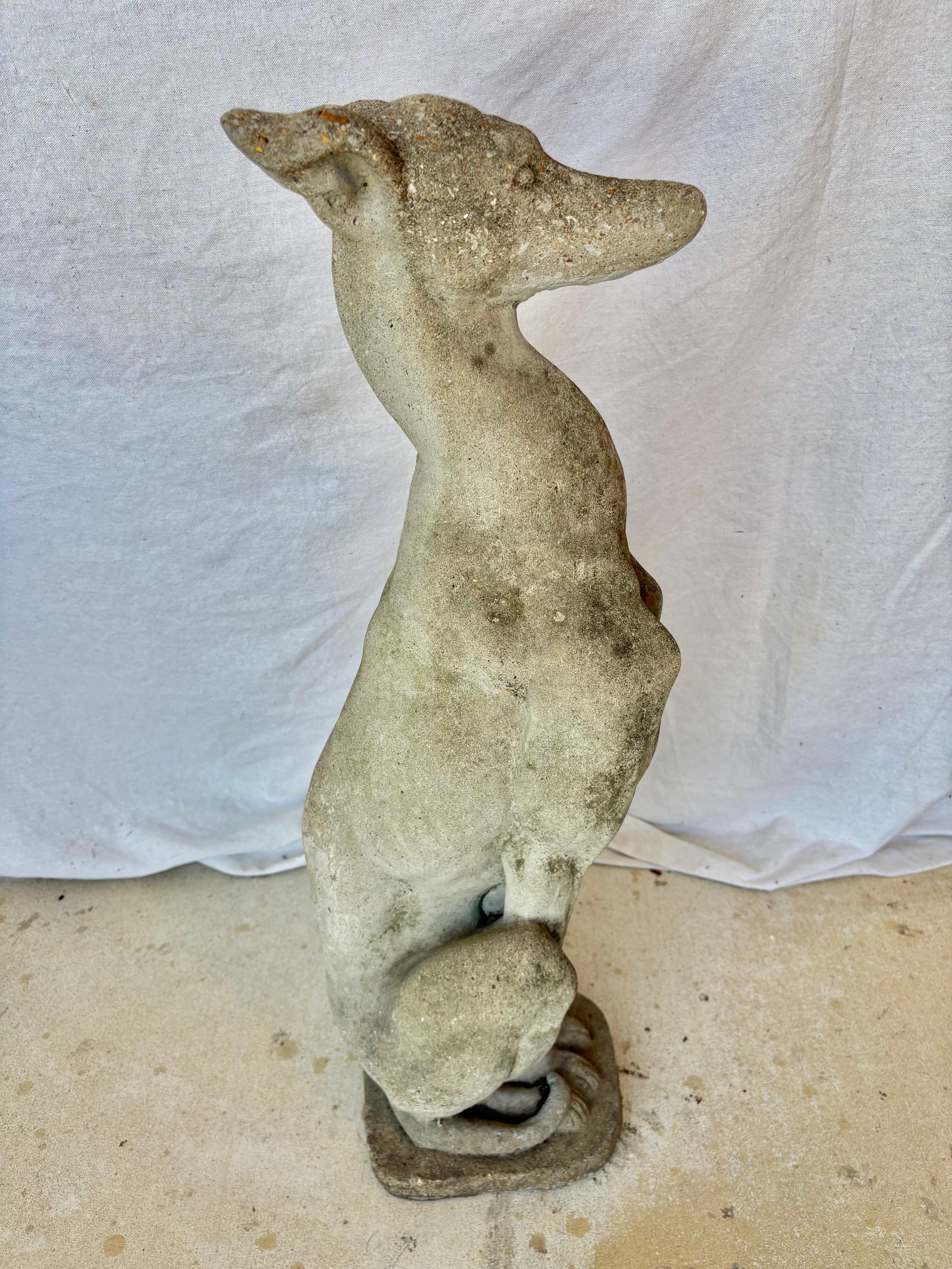 Calcestruzzo Scultura da giardino in cemento francese dei primi del Novecento: cane Whippet Greyhound in vendita