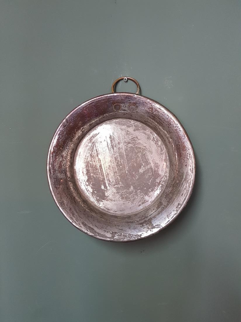 Antique French copper baking dish with tinned inside and brass ring to hang it up, it has a beautiful patina obtained by use, late 19th century or early 20th century. 

The measurements are,
Diameter 31 cm/ 12.2 inch.
Height 4.5 cm/ 1.7 inch.