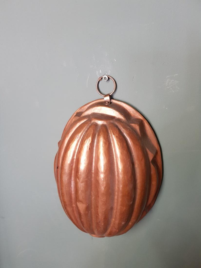 Superb Old French brass baking mold in the shape of a half melon with tinned inside and hanging eye, early 20th century late 19th century.

The measurements are,
Depth 7 cm/ 2.7 inch.
Width 18 cm/ 7 inch.
Height 24.5 cm/ 9.6 inch.