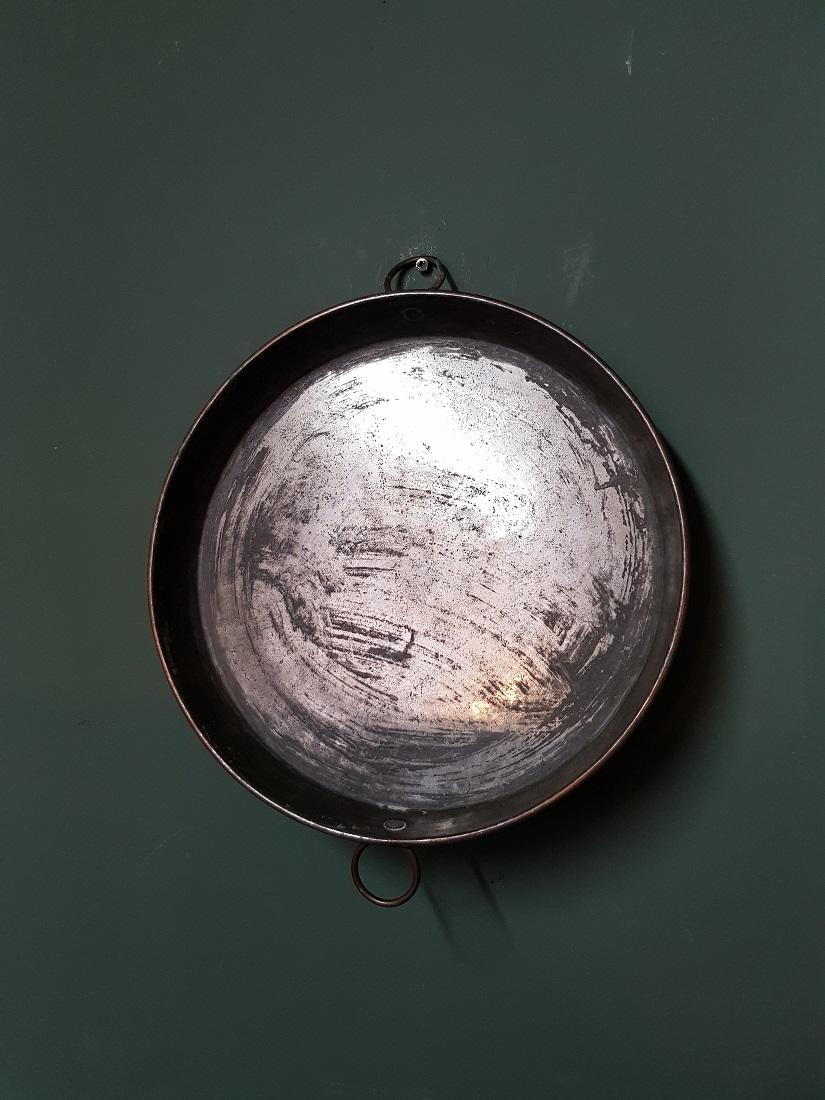 Old French copper baking dish with partially tinned inner side and with 2 hanging eyelets and is in a used condition which gave that beautiful patina, from circa 1900.

The measurements are,
Diameter 31.5 cm/ 12.4 inch.
Height 4 cm/ 1.5 inch.