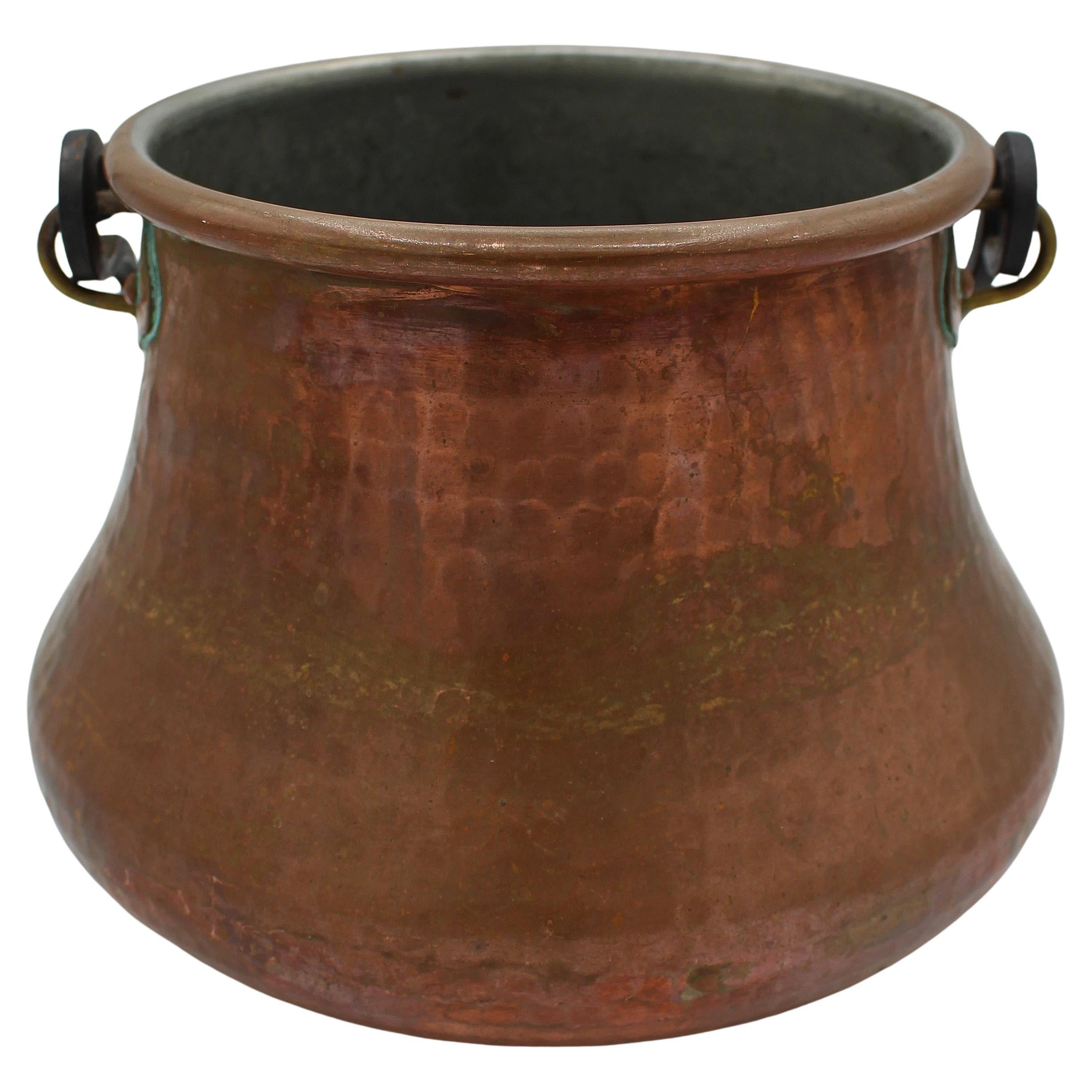 Early 20th Century French Copper Pot with Iron Swing Handle im Angebot