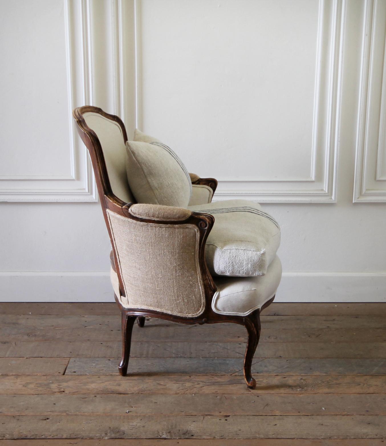 Early 20th Century French Country Bergere Chair with Linen Grainsack Upholstery In Good Condition In Brea, CA