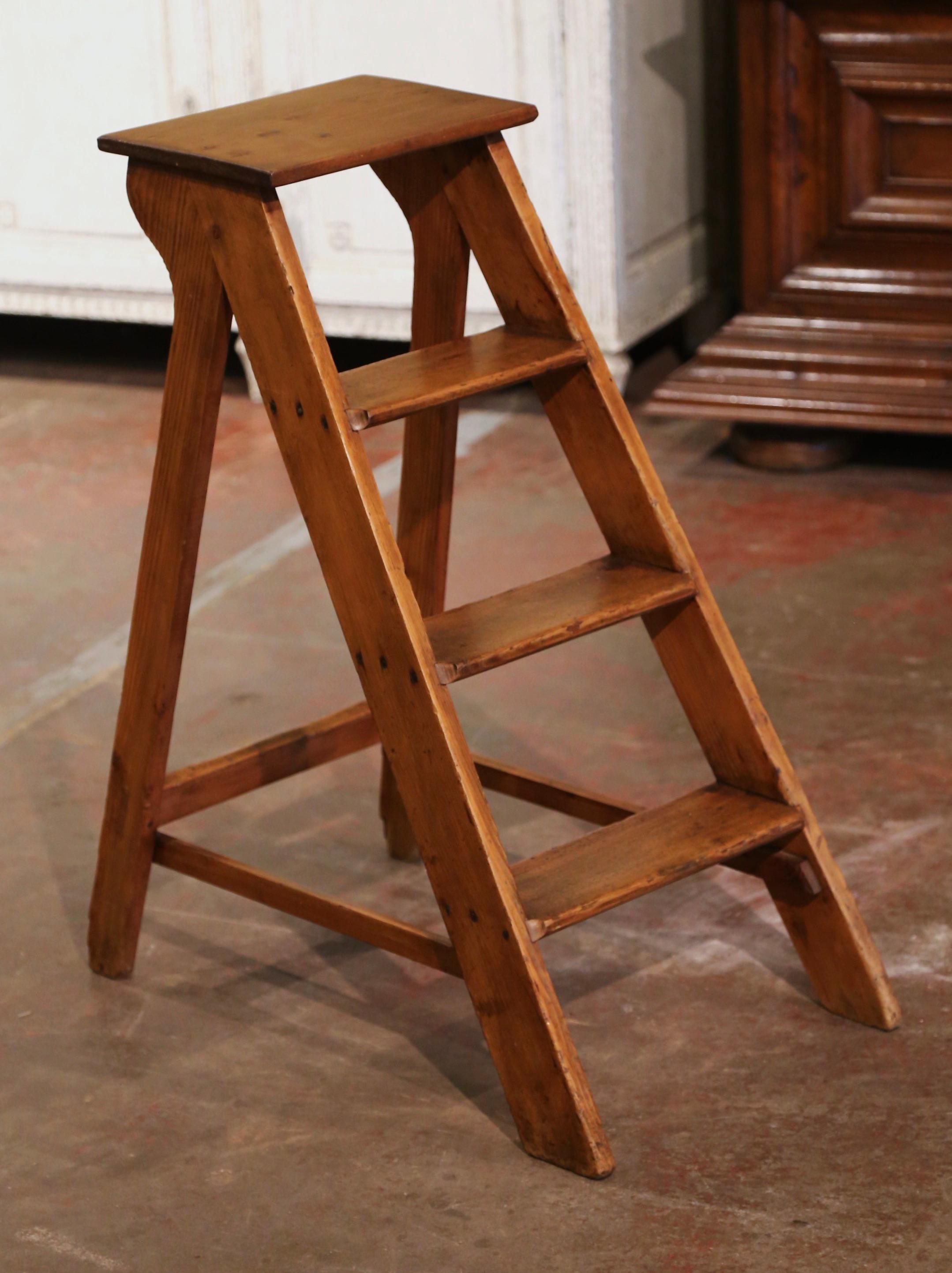 Early 20th Century, French Country Carved Pine Four-Step Library Ladder In Excellent Condition In Dallas, TX