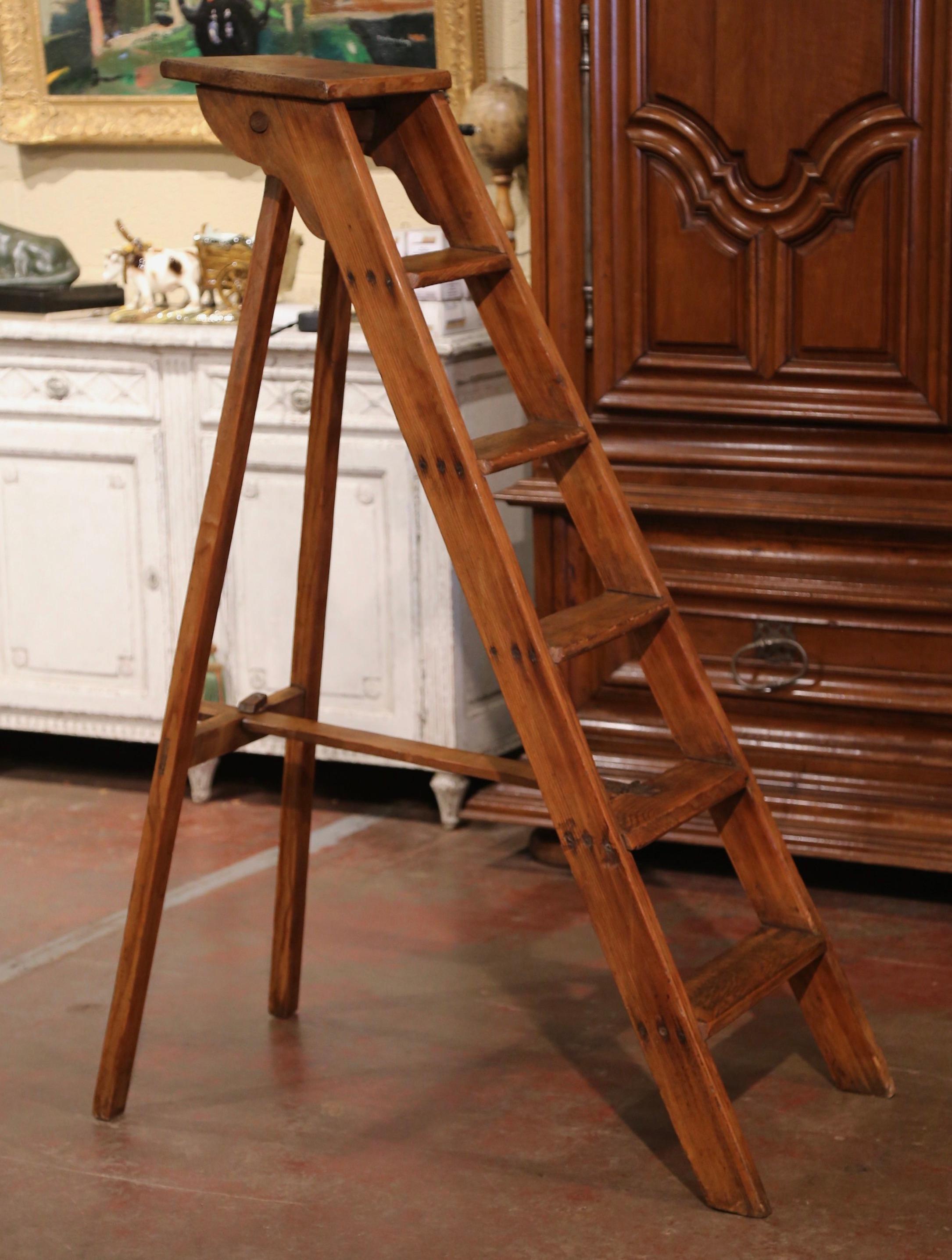 Early 20th Century French Country Carved Pine Library Step Ladder In Excellent Condition In Dallas, TX