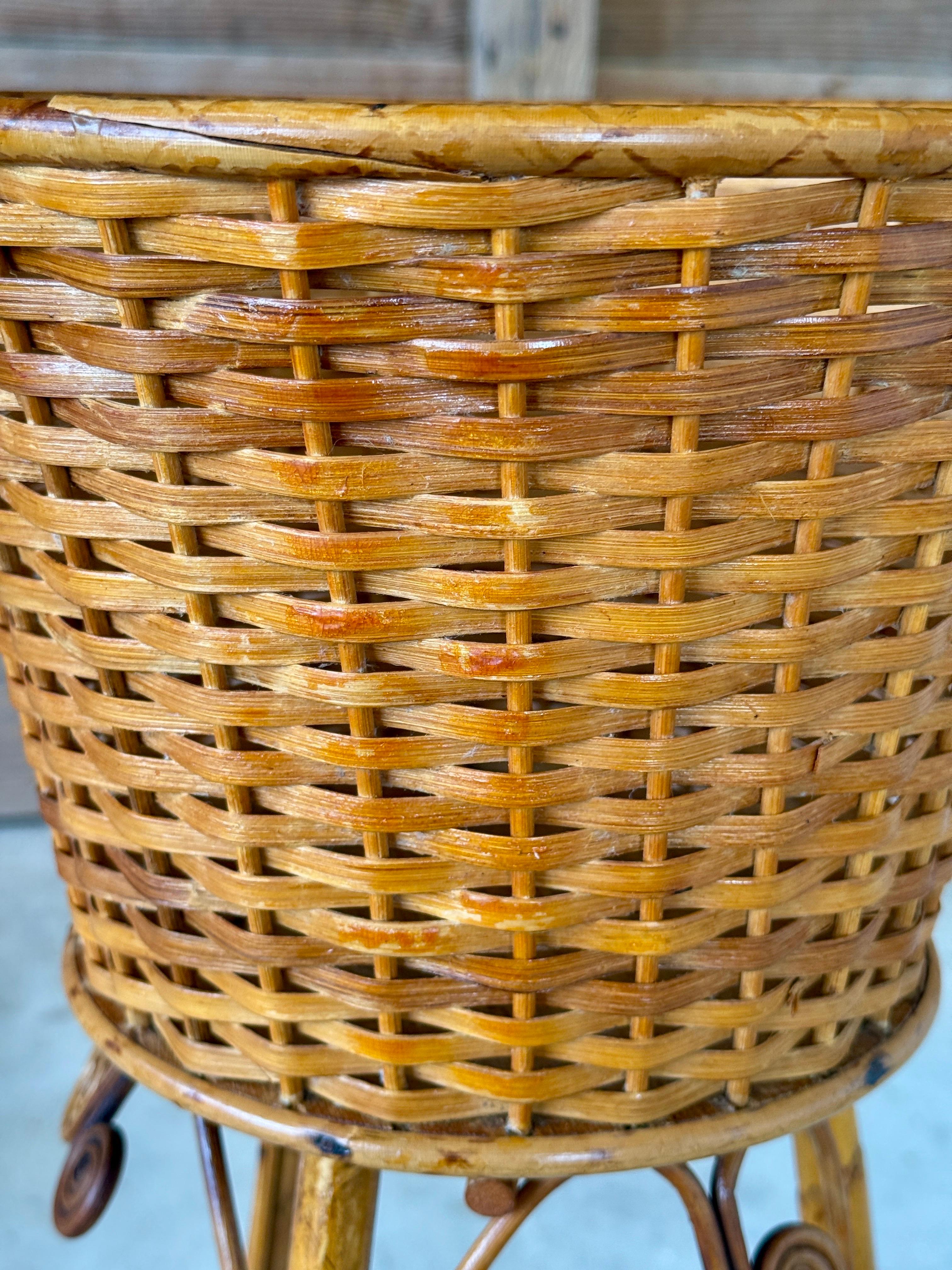 Piantana in rattan intrecciato a mano di inizio XX secolo in vendita 7