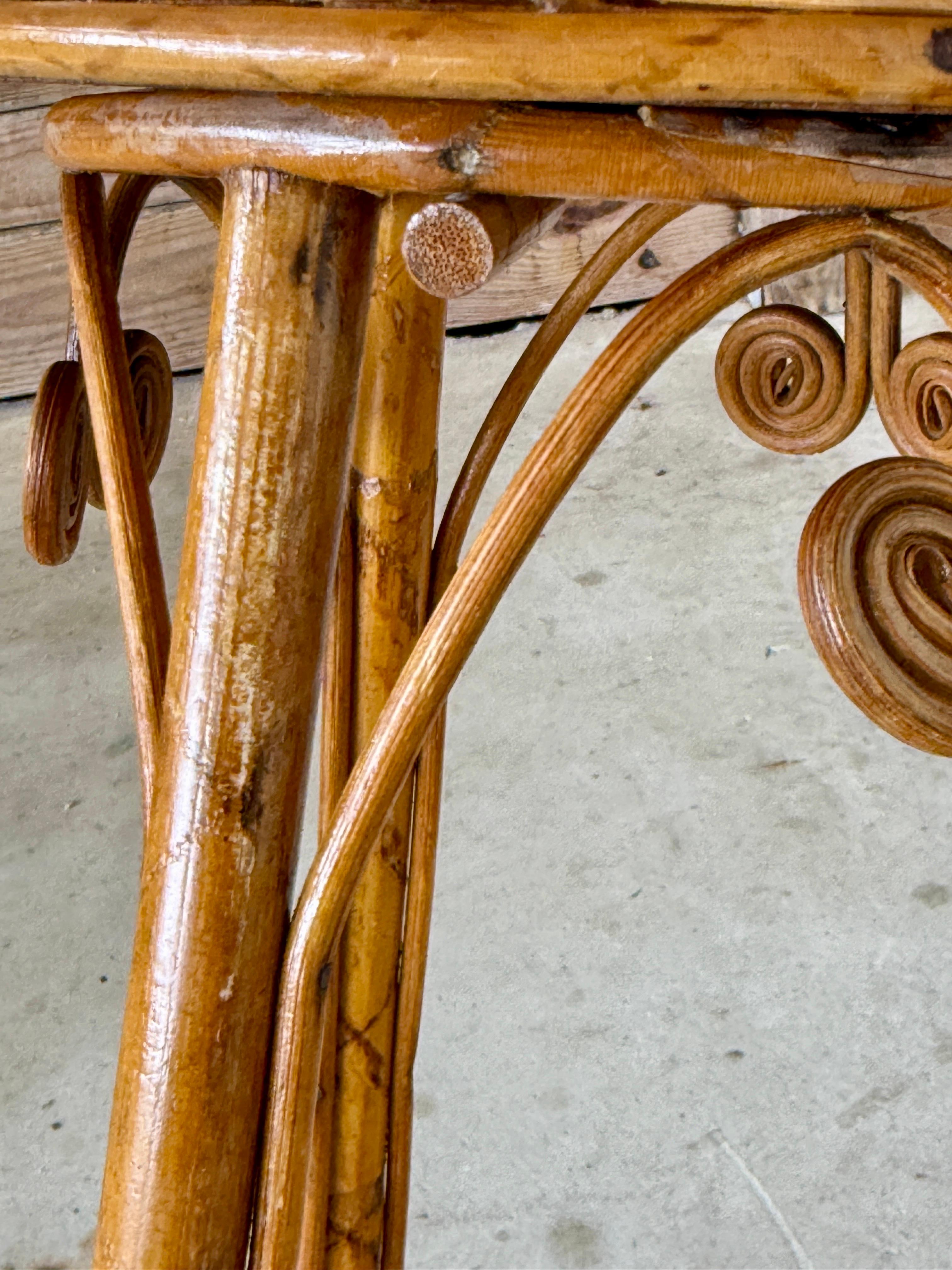 Sconosciuto Piantana in rattan intrecciato a mano di inizio XX secolo in vendita