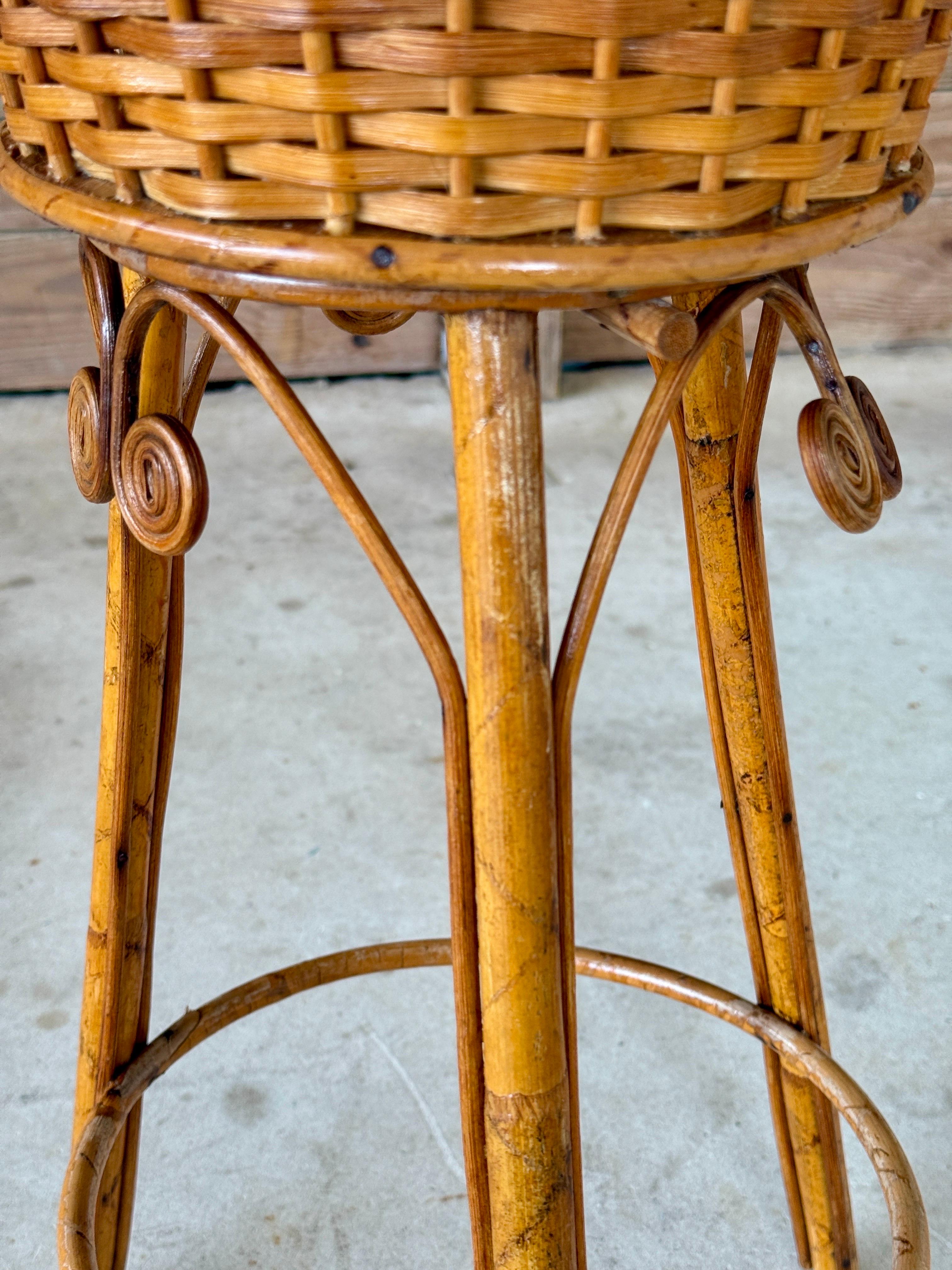 Fatto a mano Piantana in rattan intrecciato a mano di inizio XX secolo in vendita