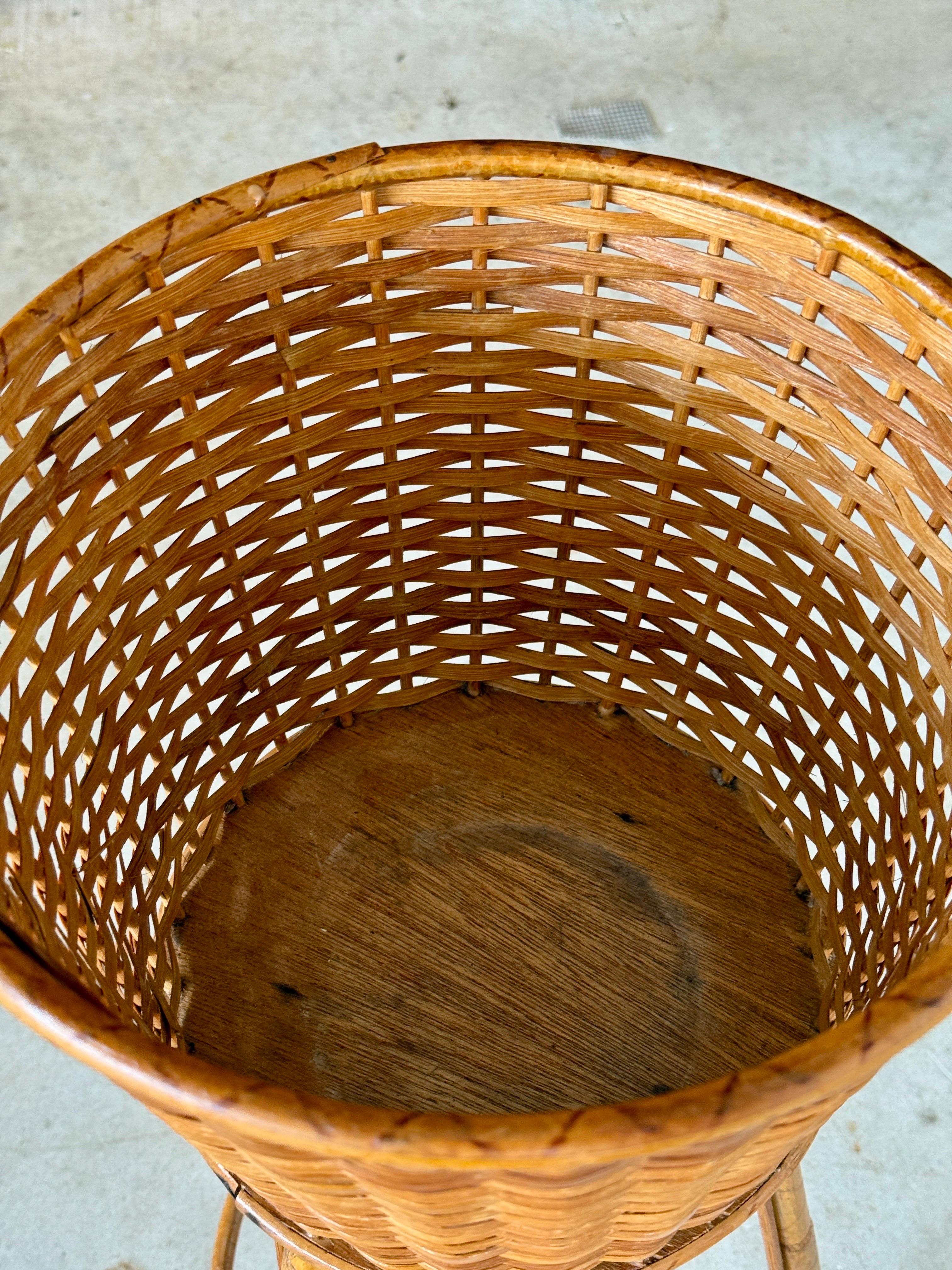 Piantana in rattan intrecciato a mano di inizio XX secolo in vendita 1