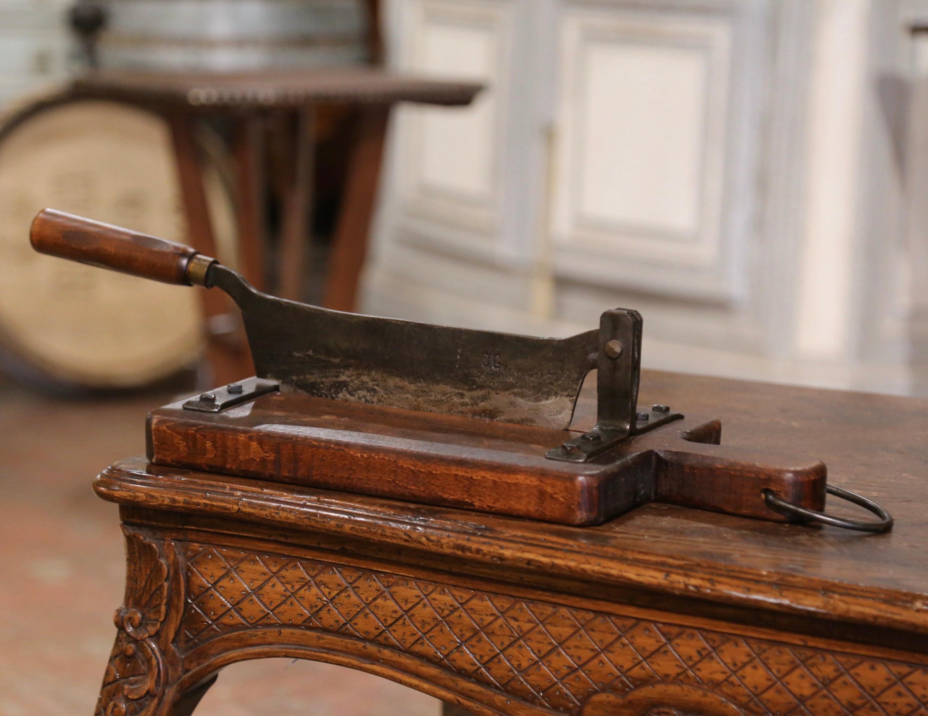 Bringen Sie ein wenig französischen Landhaus-Charme in Ihre Küche mit dieser fein gearbeiteten Brotschneidemaschine mit Holzgriff. Die antike Brotschneidemaschine wurde um 1920 in Frankreich hergestellt und ist sehr einfach und rustikal. Das