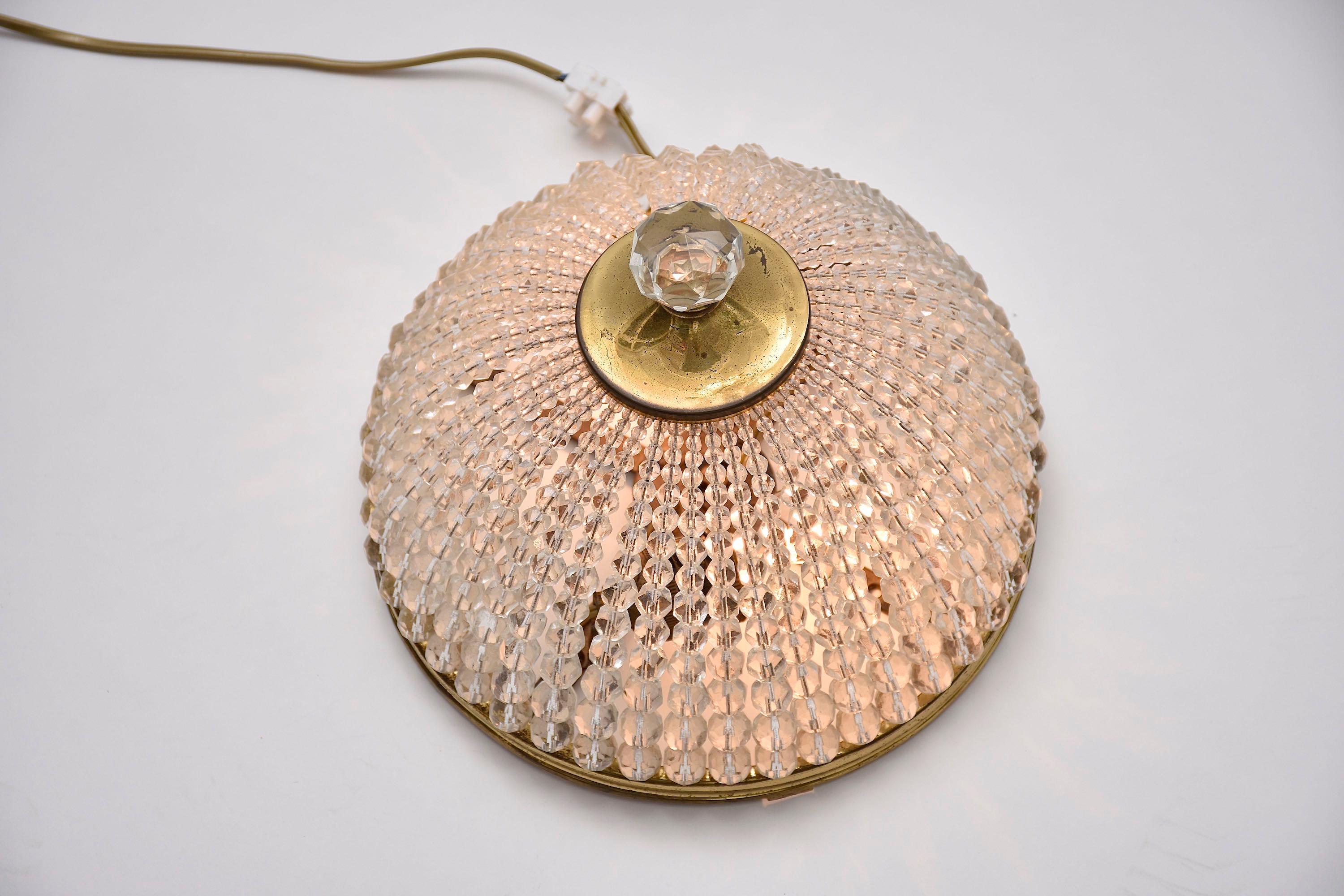 Una preciosa lámpara de techo decorada con cuentas de cristal tallado transparente. Para 2 lámparas.
Círculo de la lámpara de techo de latón.
Parte inferior de latón con bola de cristal.
Periodo - alrededor de 1911
Fácil montaje. 