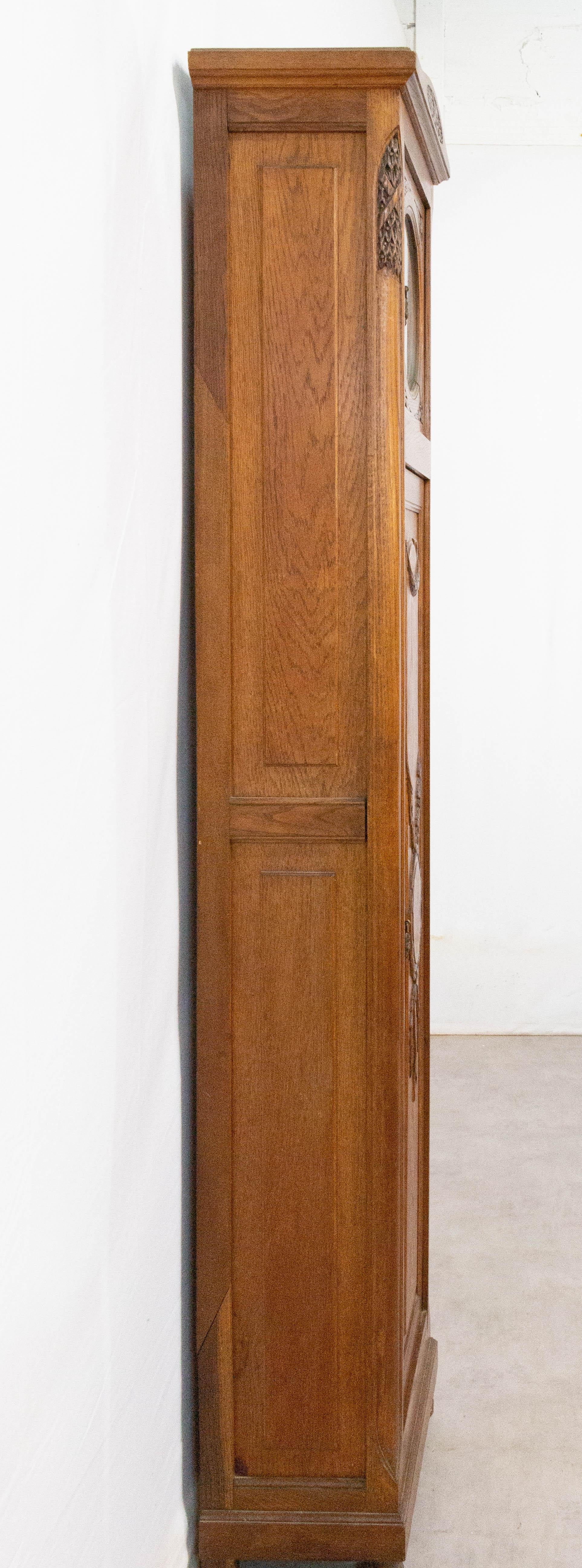 French Cupboard into a art nouveau/art deco longcase clock
Oak
The shelves can be renovated if you wish
Good antique condition.

For shipping:
203x30x45 cm 30kg