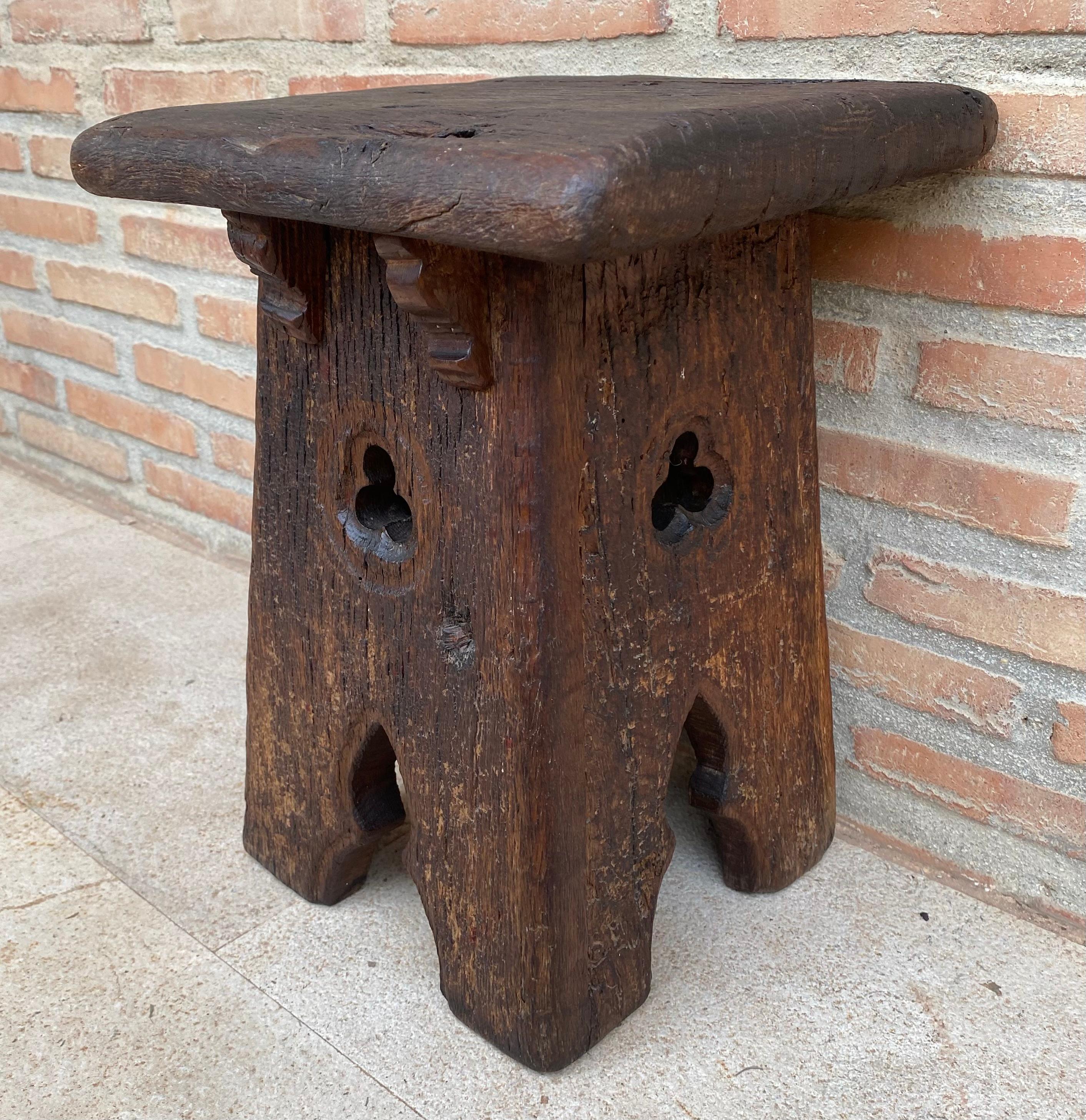 Tabouret français original du début du 20e siècle.
Fabriqué en bois de chêne.
Il conserve les signes d'usure de l'époque.