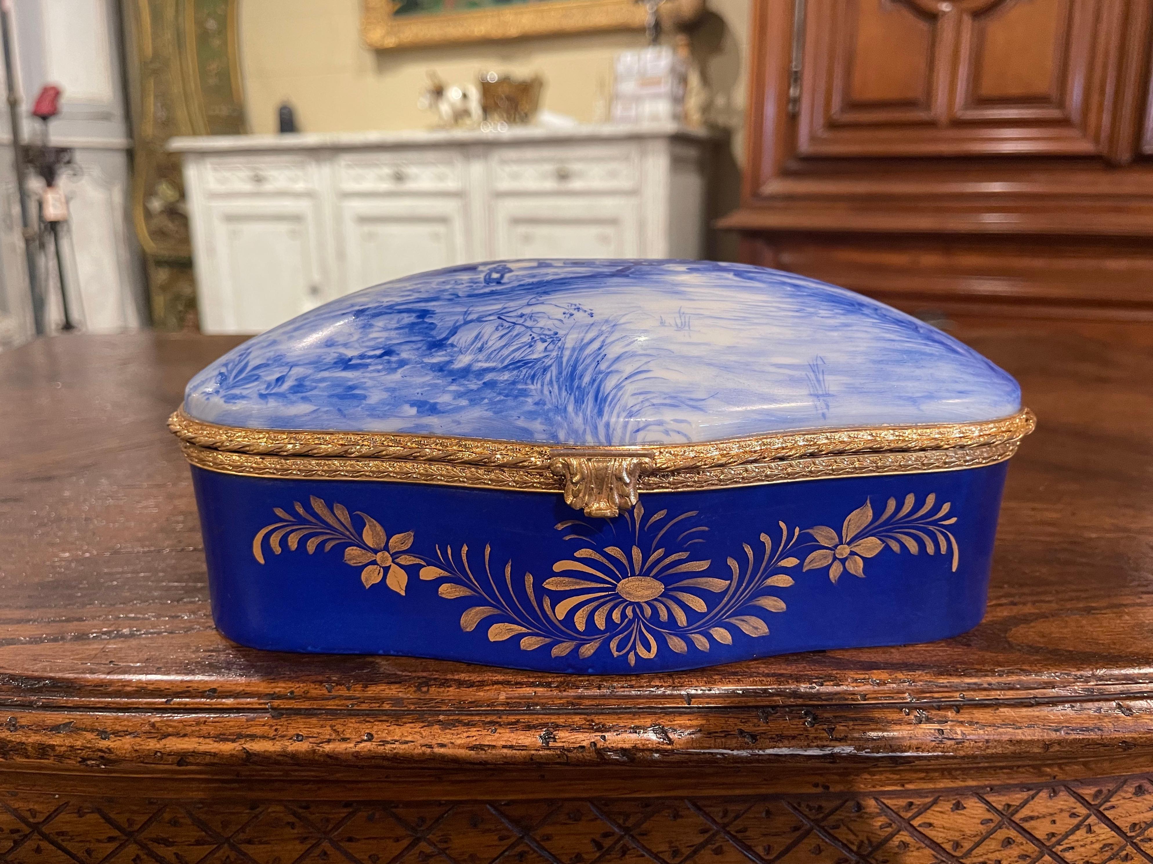 Early 20th Century French Delft Style Painted Porcelain and Brass Jewelry Box In Excellent Condition In Dallas, TX