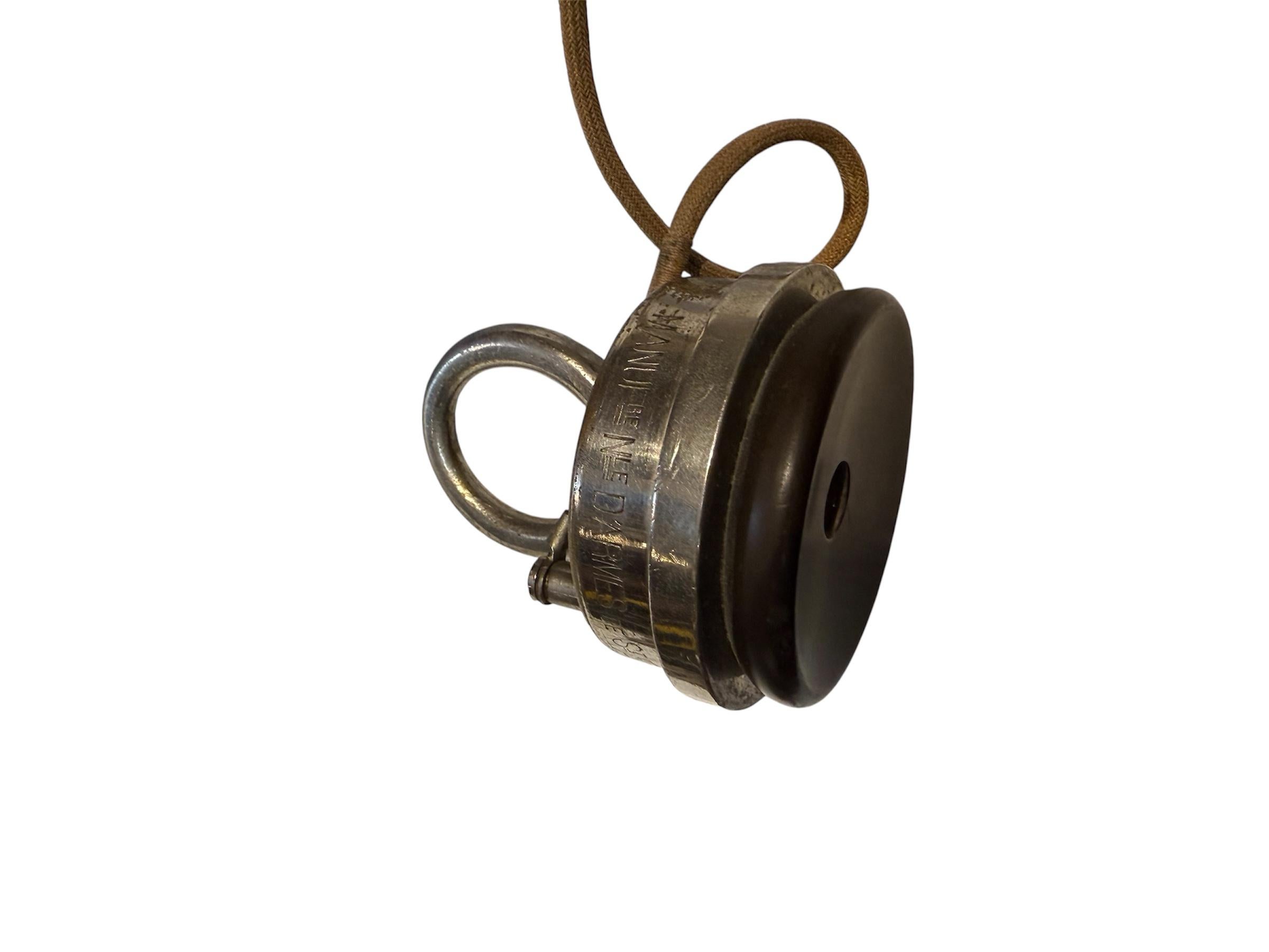 Questo è un telefono da tavolo francese Model 1910-No.1366. Raffigura una scatola alta quadrata in legno con una cornetta metallica collegata in alto. Un lungo cavo collega la cornetta al generatore nella scatola di Wood. Questo è un telefono a