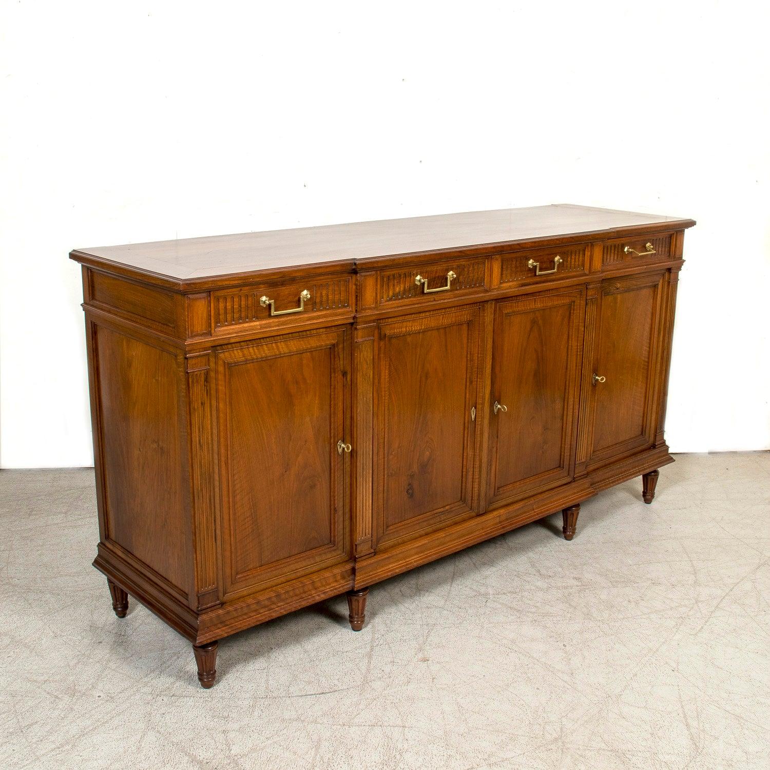 Remarquable buffet à enfilade de style Directoire français du début du XXe siècle, fabriqué à la main en Île-de-France, près de Paris, vers le début des années 1900. Présentant la symétrie raffinée et la sophistication discrète de l'esthétique