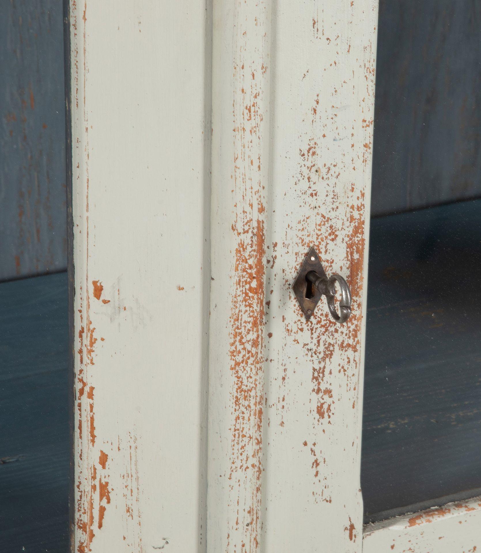 Bibliothèque en pin français du début du 20e siècle provenant d'une école en France. Cet article a quelques peintures ultérieures et des étagères réglables.