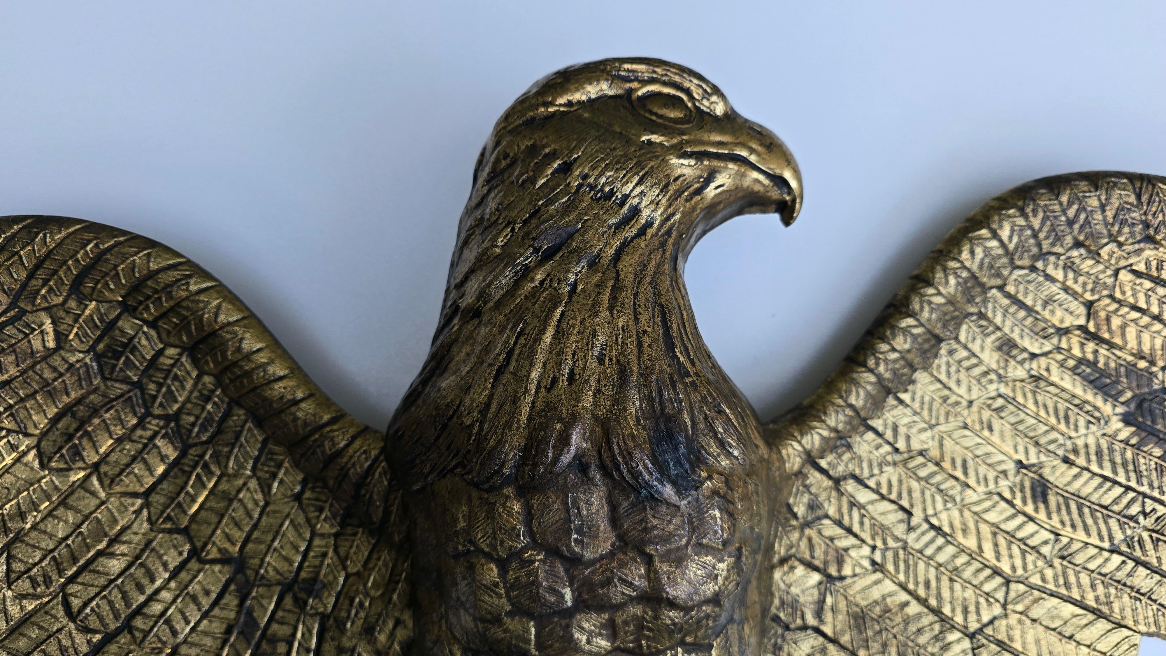 Große Wanddekoration, die einen großen Adler mit weit geöffneten Flügeln darstellt. Breite 50 Zoll.

Diese beeindruckende Wanddekoration zeigt einen Adler mit majestätischen, weit ausgebreiteten Schwingen, wunderschön aus Messing gefertigt. Die